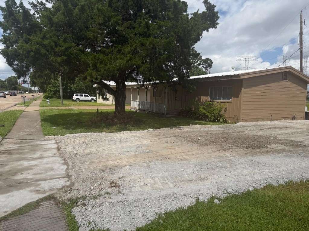 2219 5th Street Property Photo 2