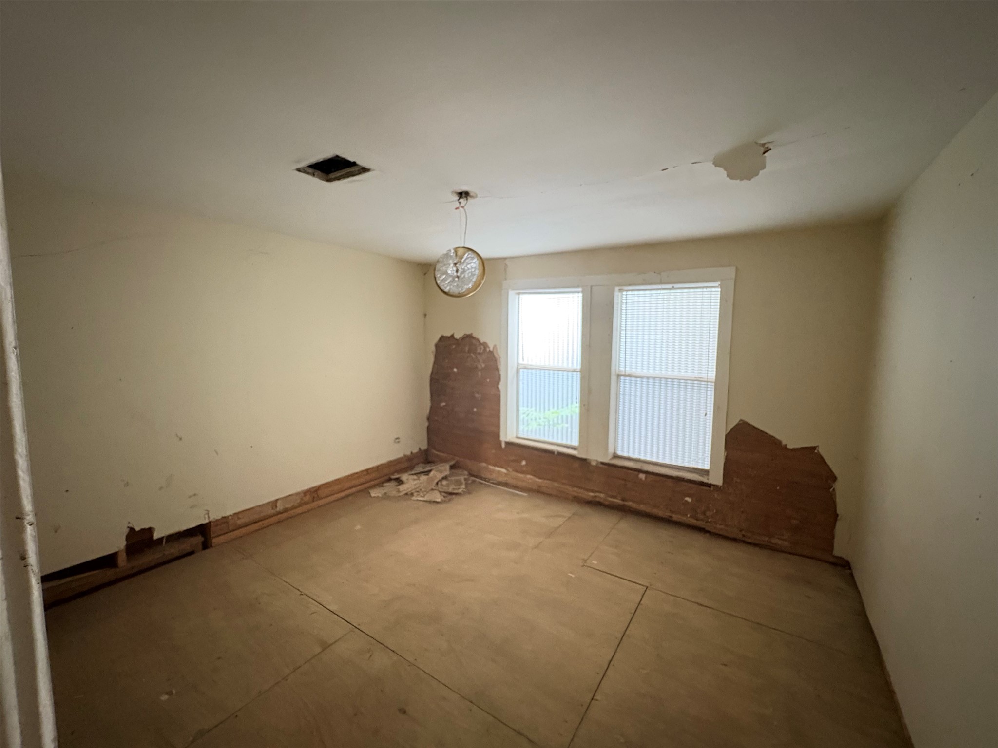 102 N Oak Street Property Photo 9