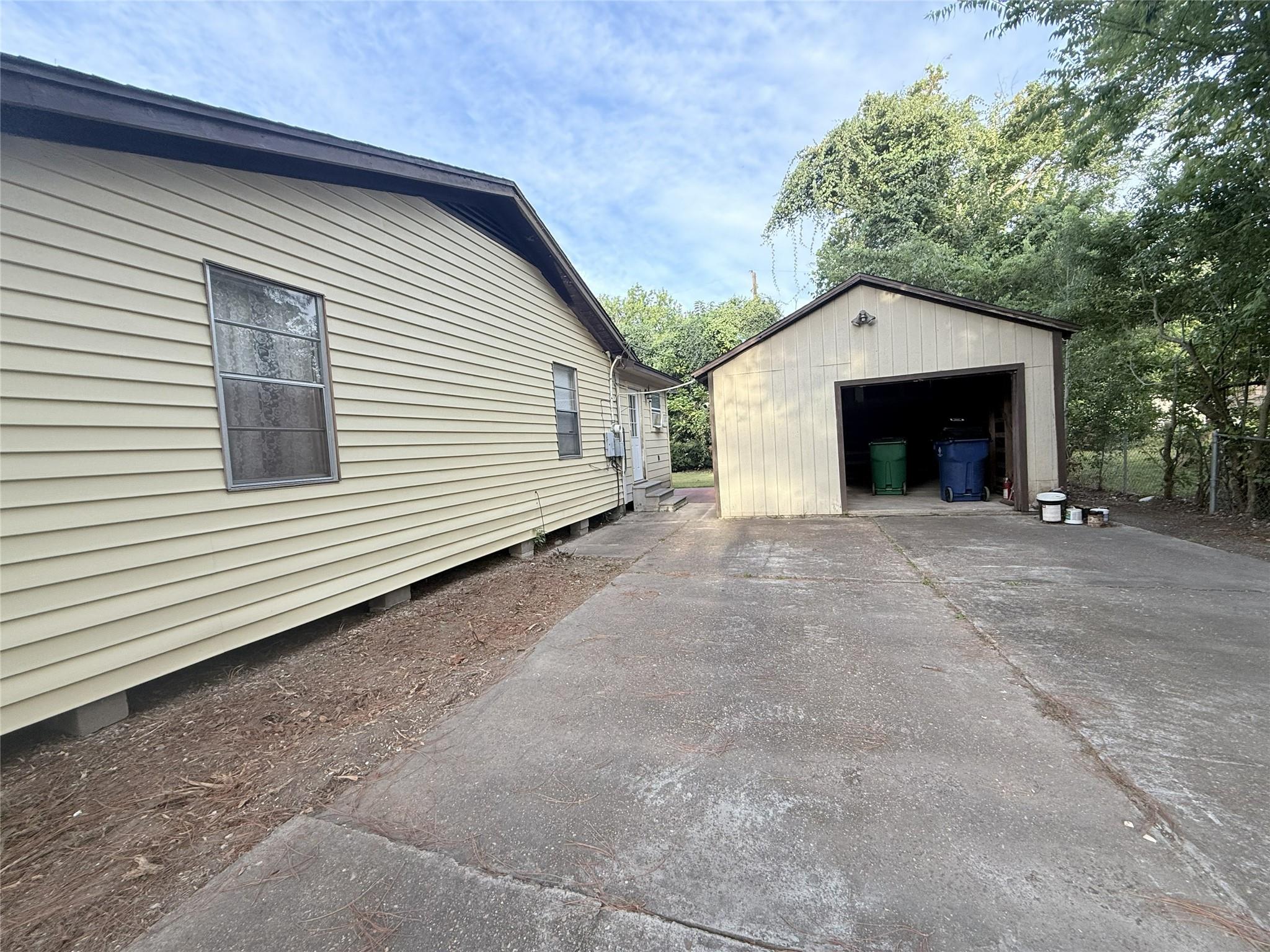 724 S Morgan Street, Angleton Tx 77515 Property Photo 3