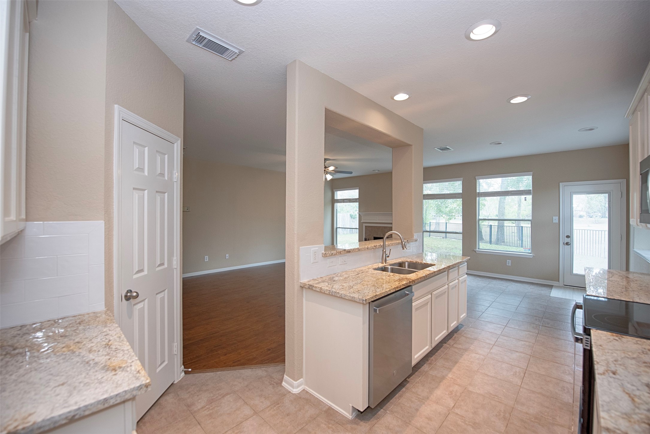 10411 Village Lake Drive Property Photo 9