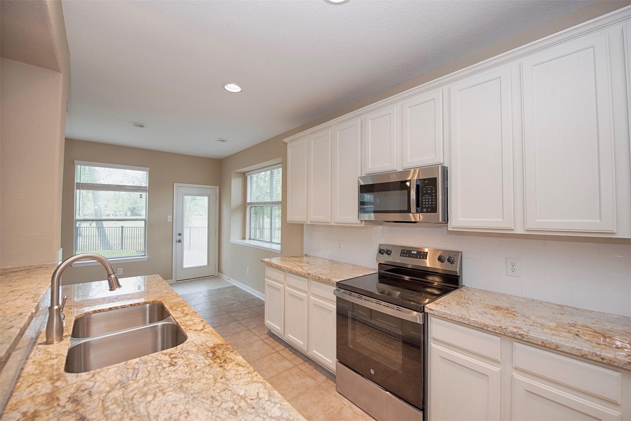10411 Village Lake Drive Property Photo 11