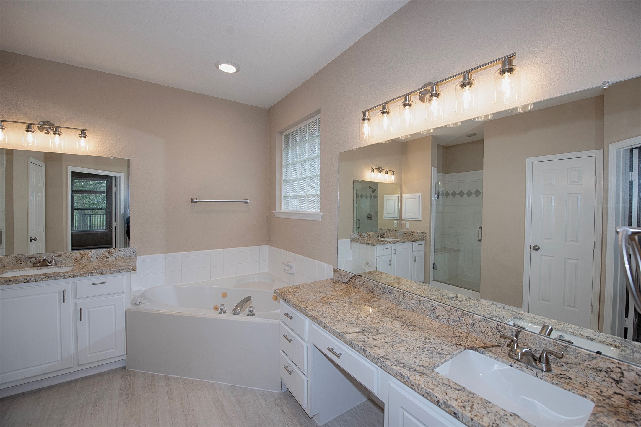 10411 Village Lake Drive Property Photo 21
