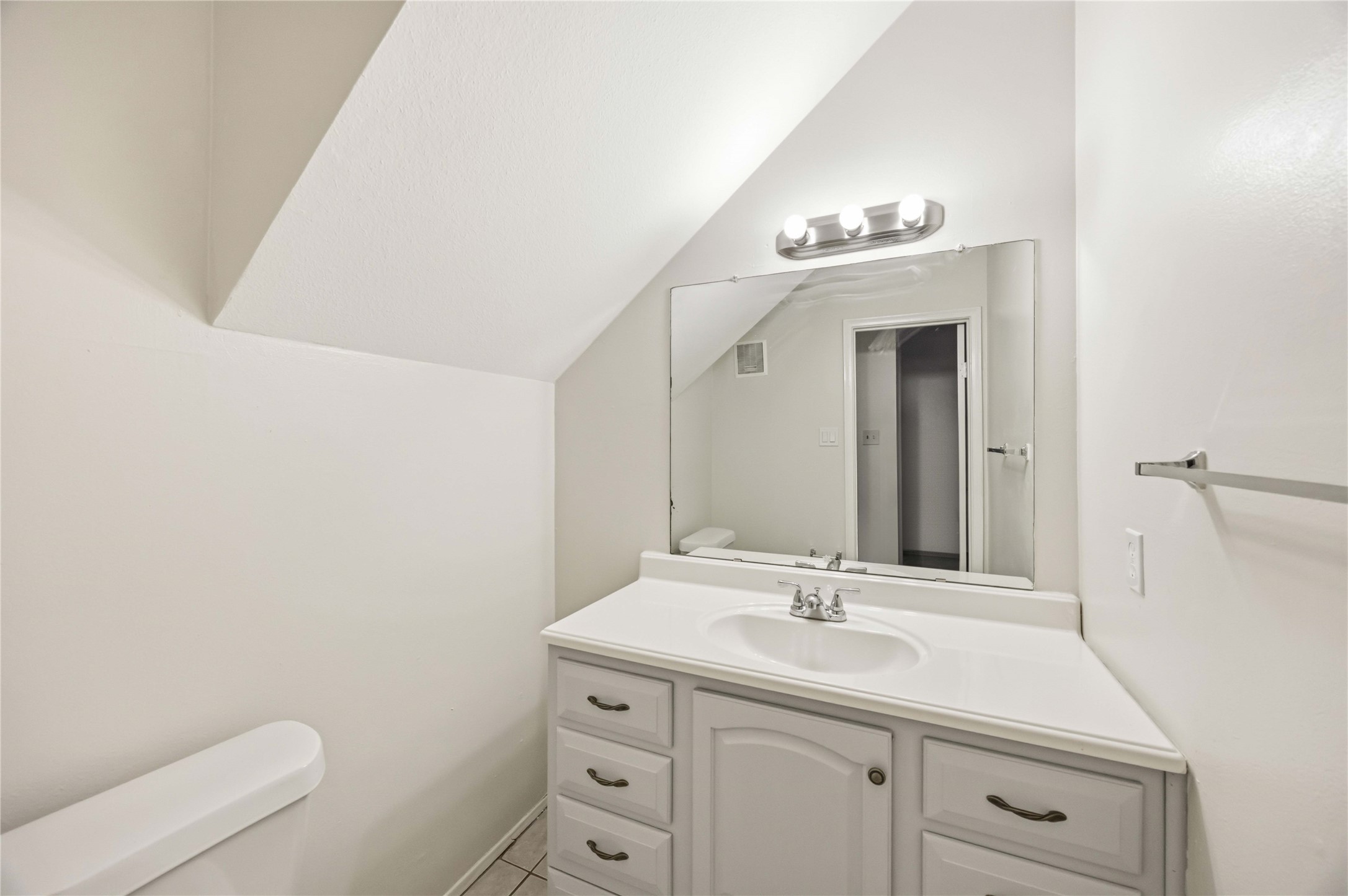 7589 Cambridge Street B Property Photo 12