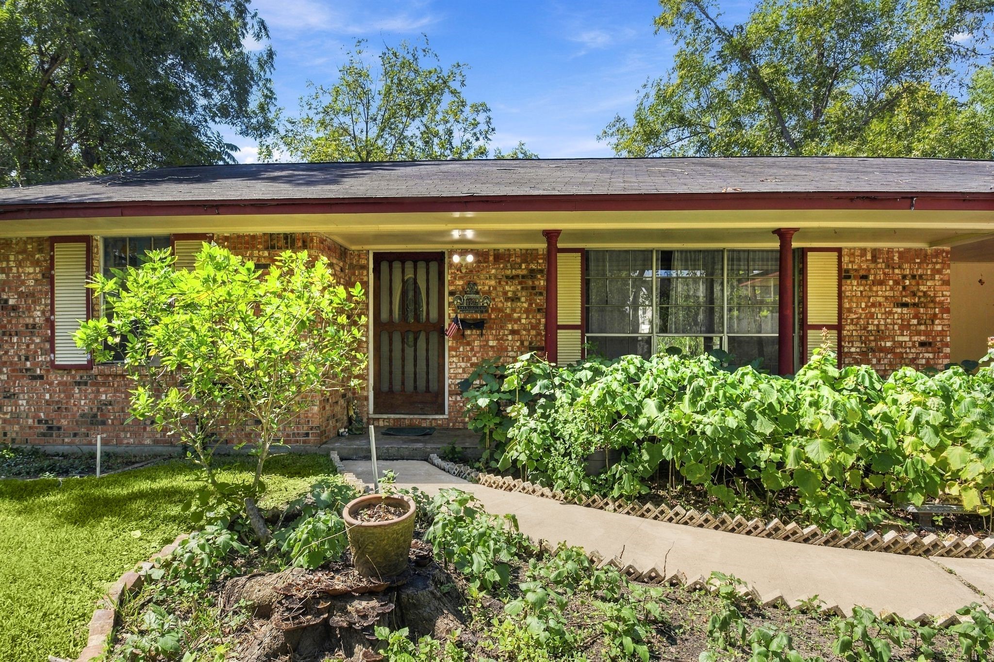 1305 Houston Street Property Photo 6