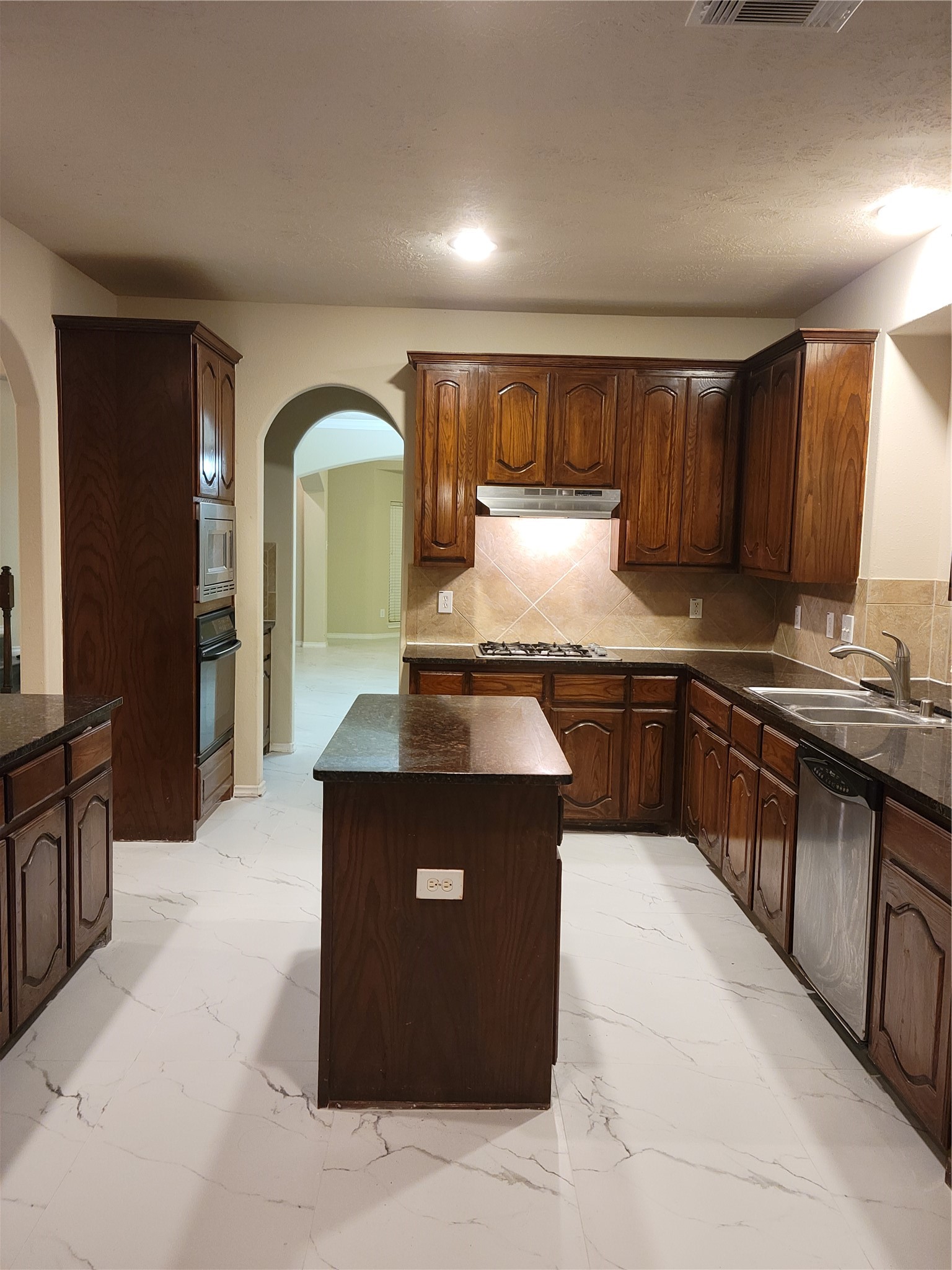 11134 Sheldon Bend Drive Property Photo 2