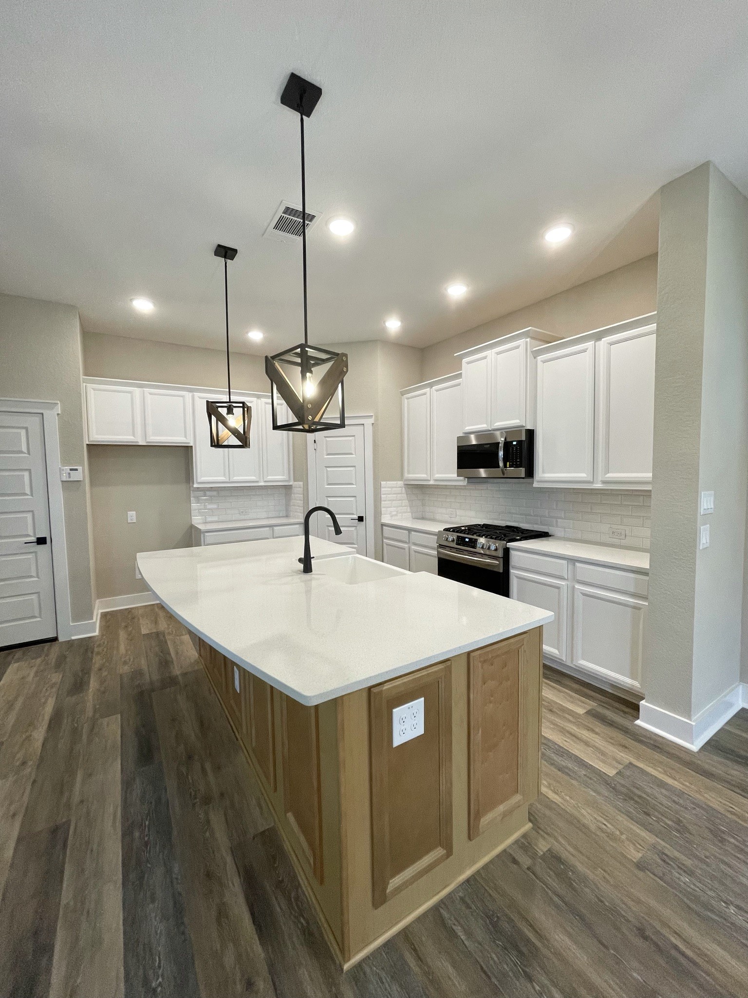 18607 Courteous Way Property Photo 10