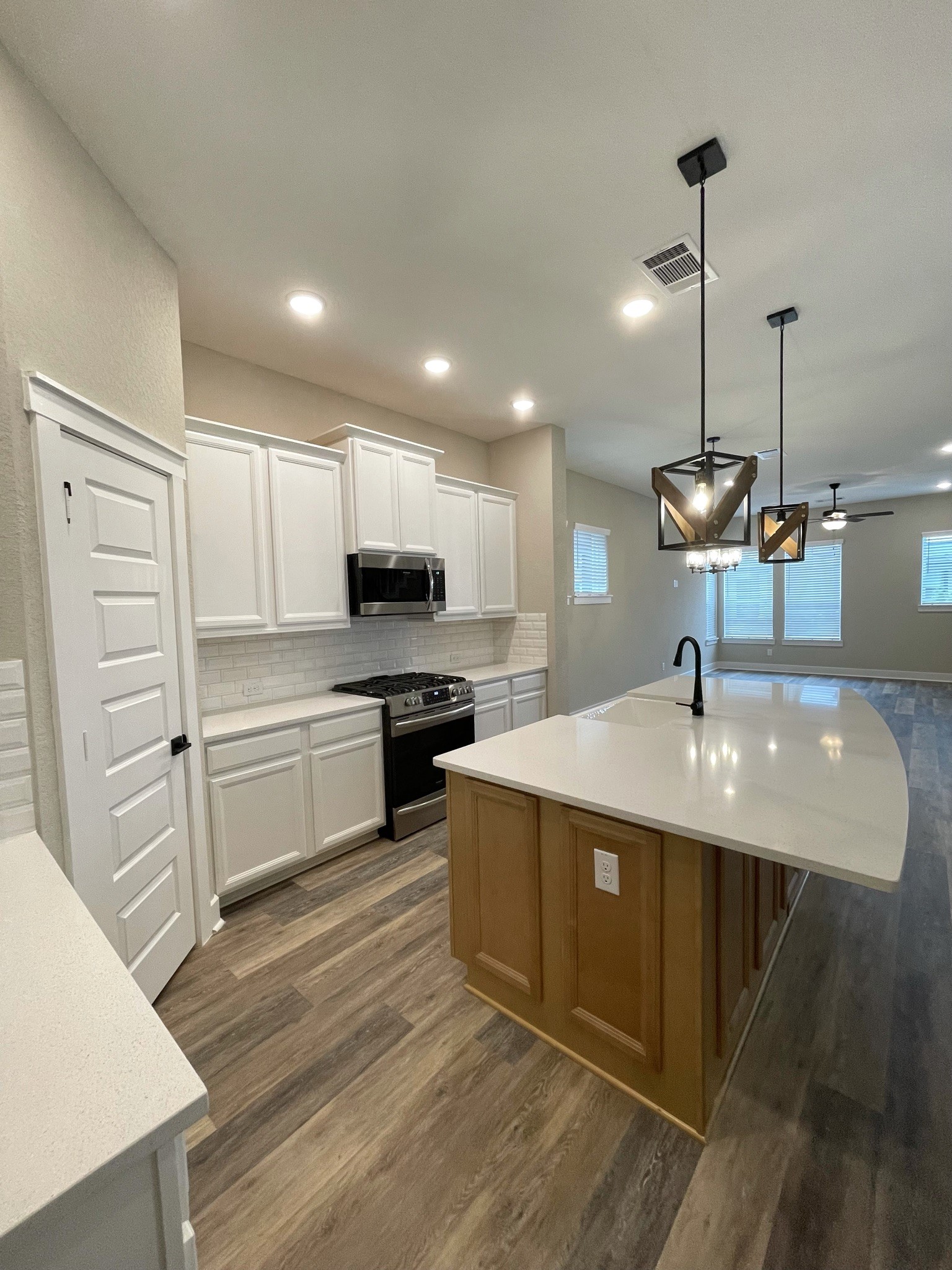 18607 Courteous Way Property Photo 14