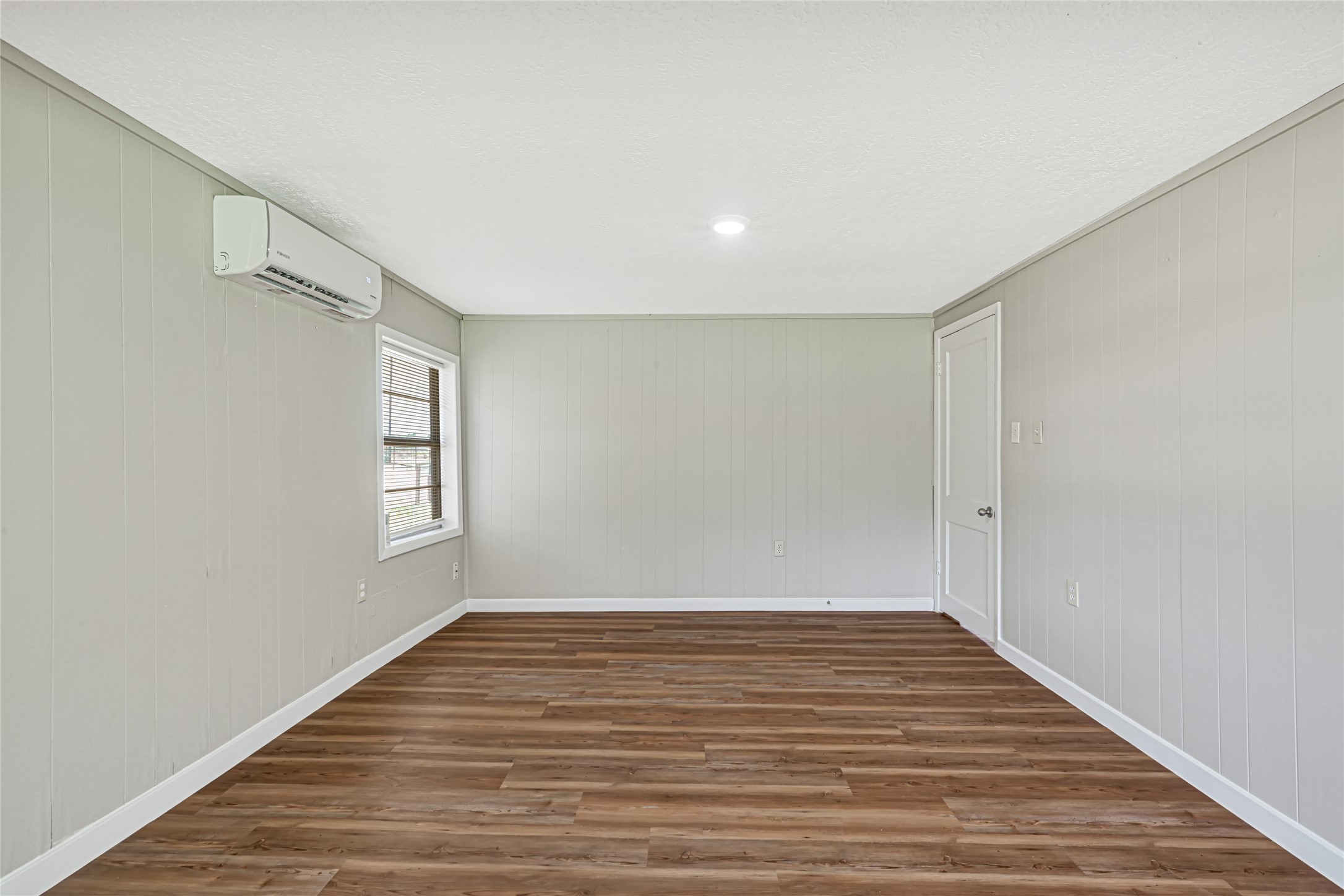 4568 Dunnam Road B Property Photo 13
