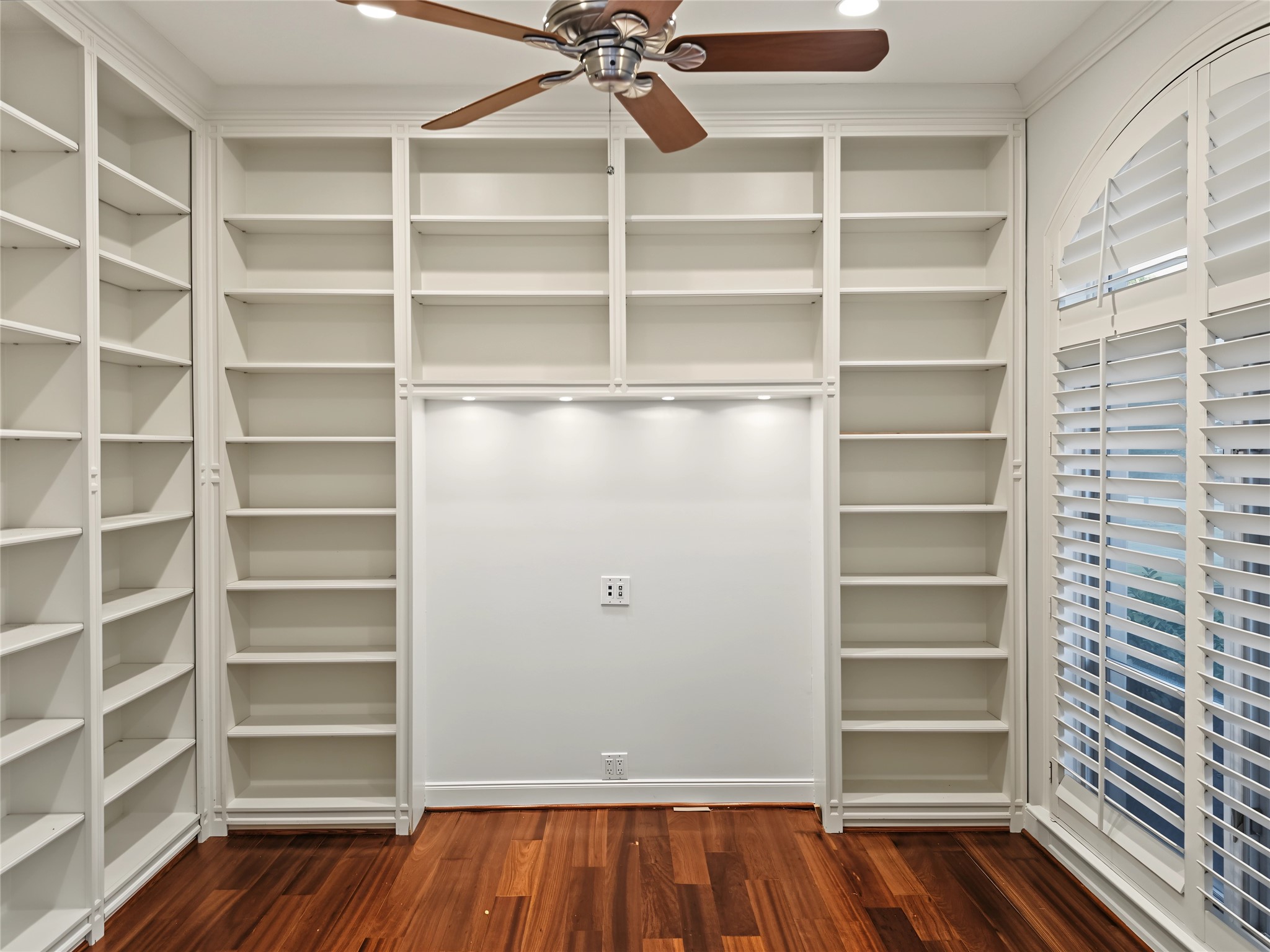 12018 Surrey Lane Property Photo 7
