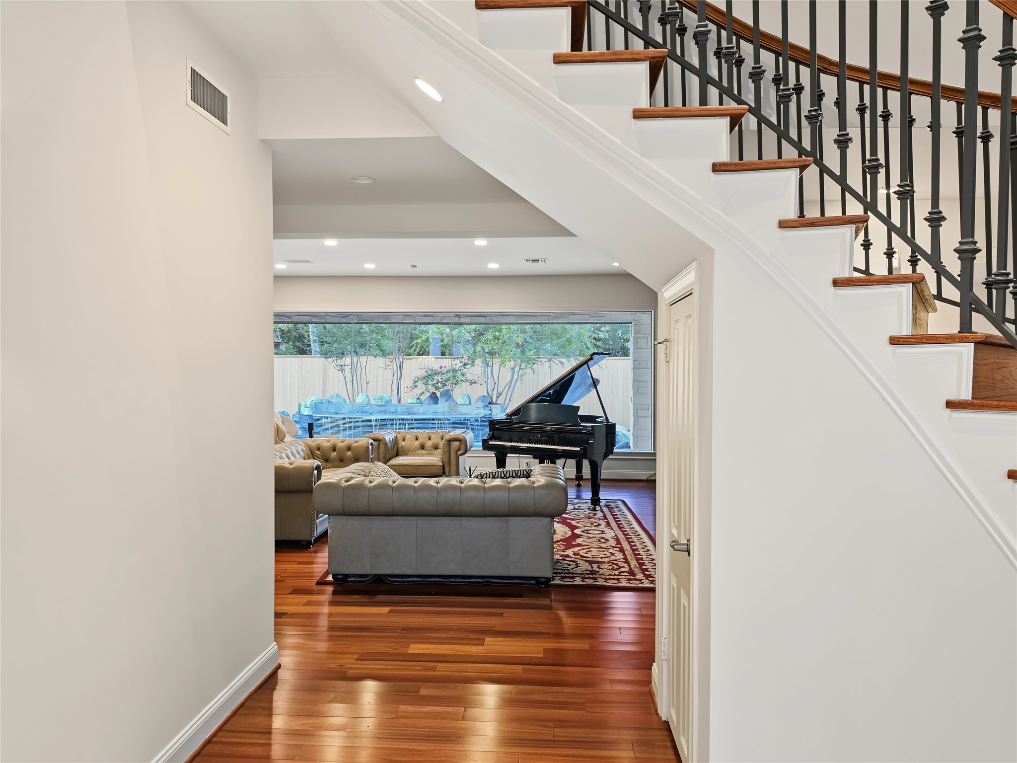 12018 Surrey Lane Property Photo 8