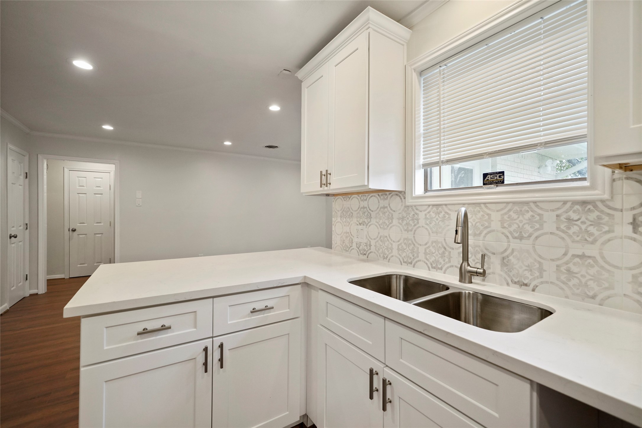 1807 Shadow Bend Drive Property Photo 11