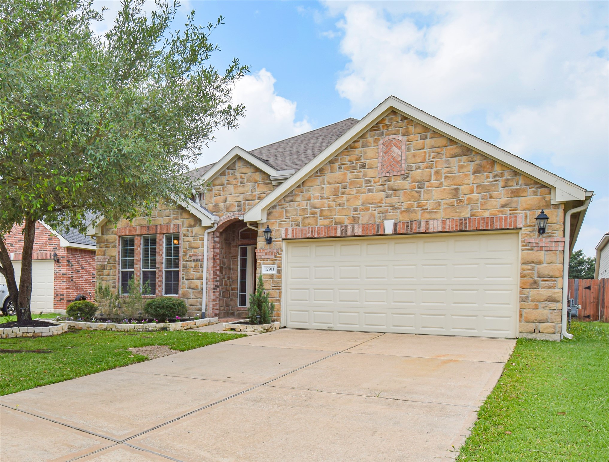 17911 Serene Shore Drive Property Photo 5