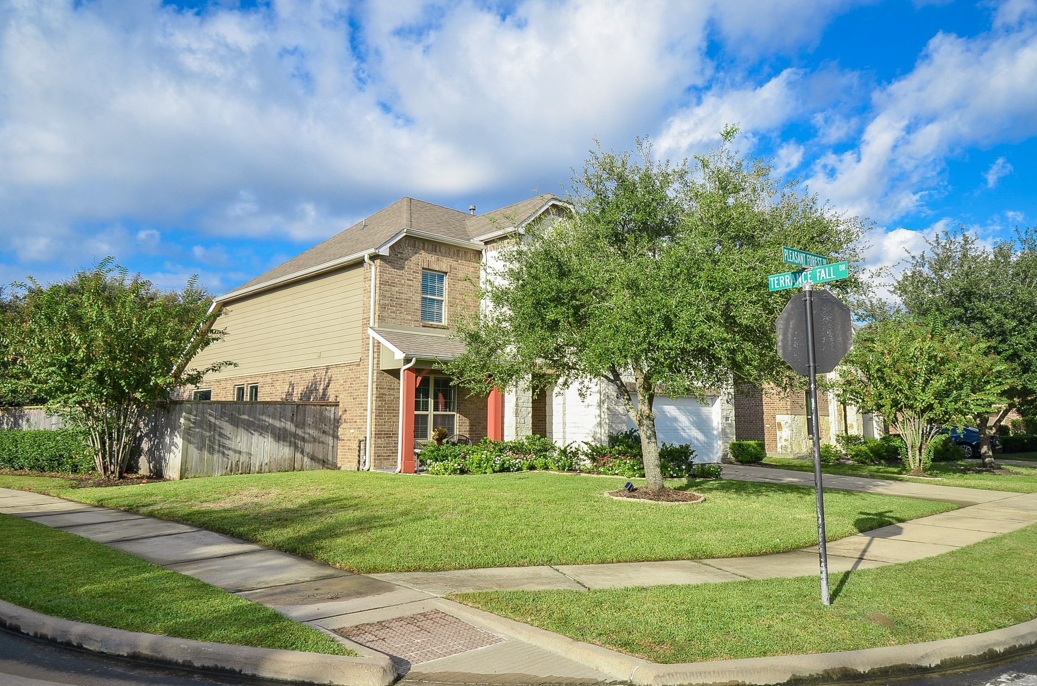 28503 Pleasant Forest Drive Property Photo 4