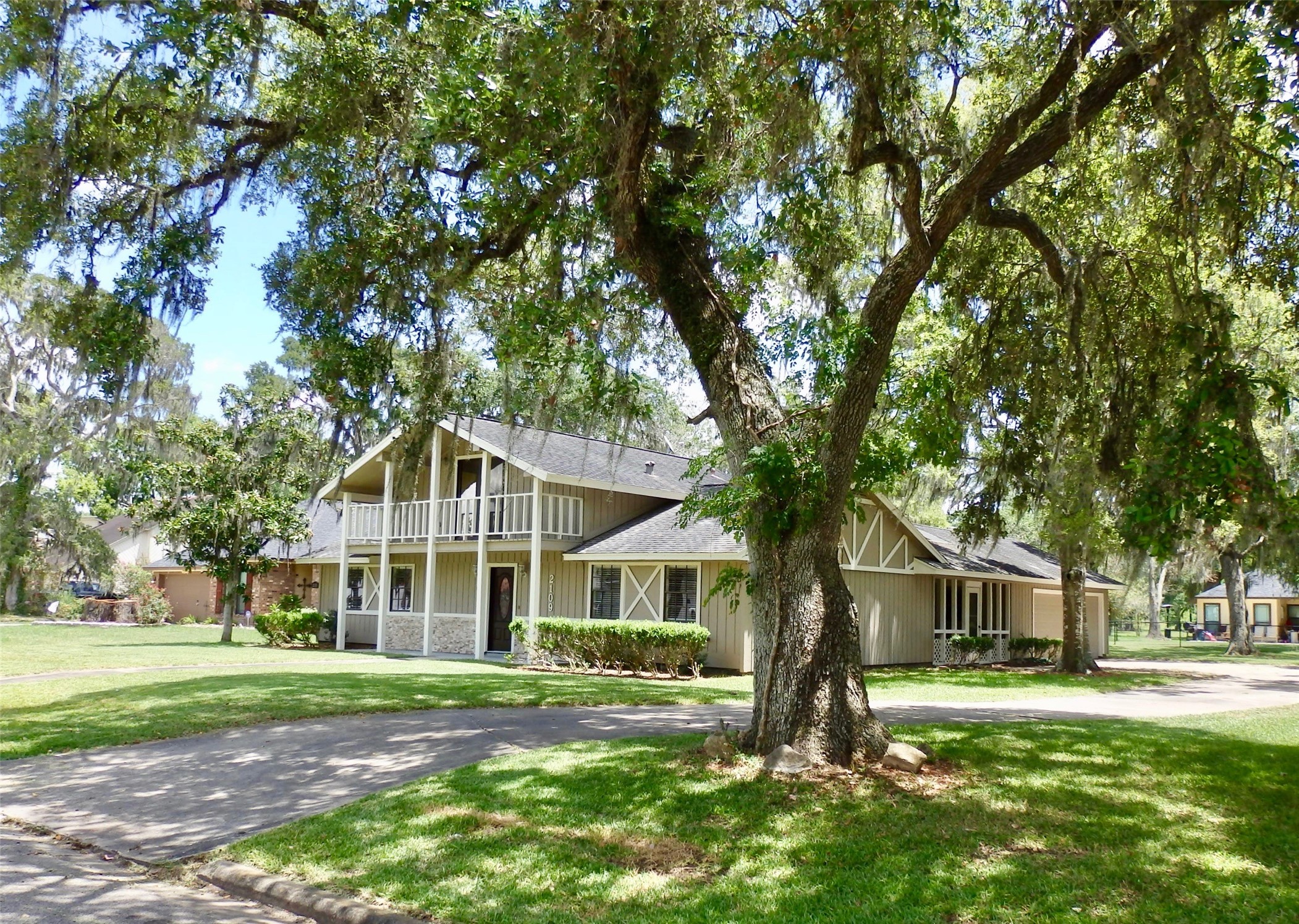 2109 Riverside Drive Property Photo 1
