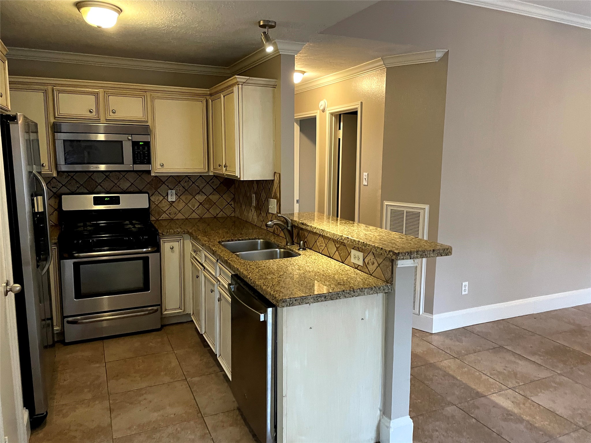 21747 Deep Pines Drive Property Photo 4