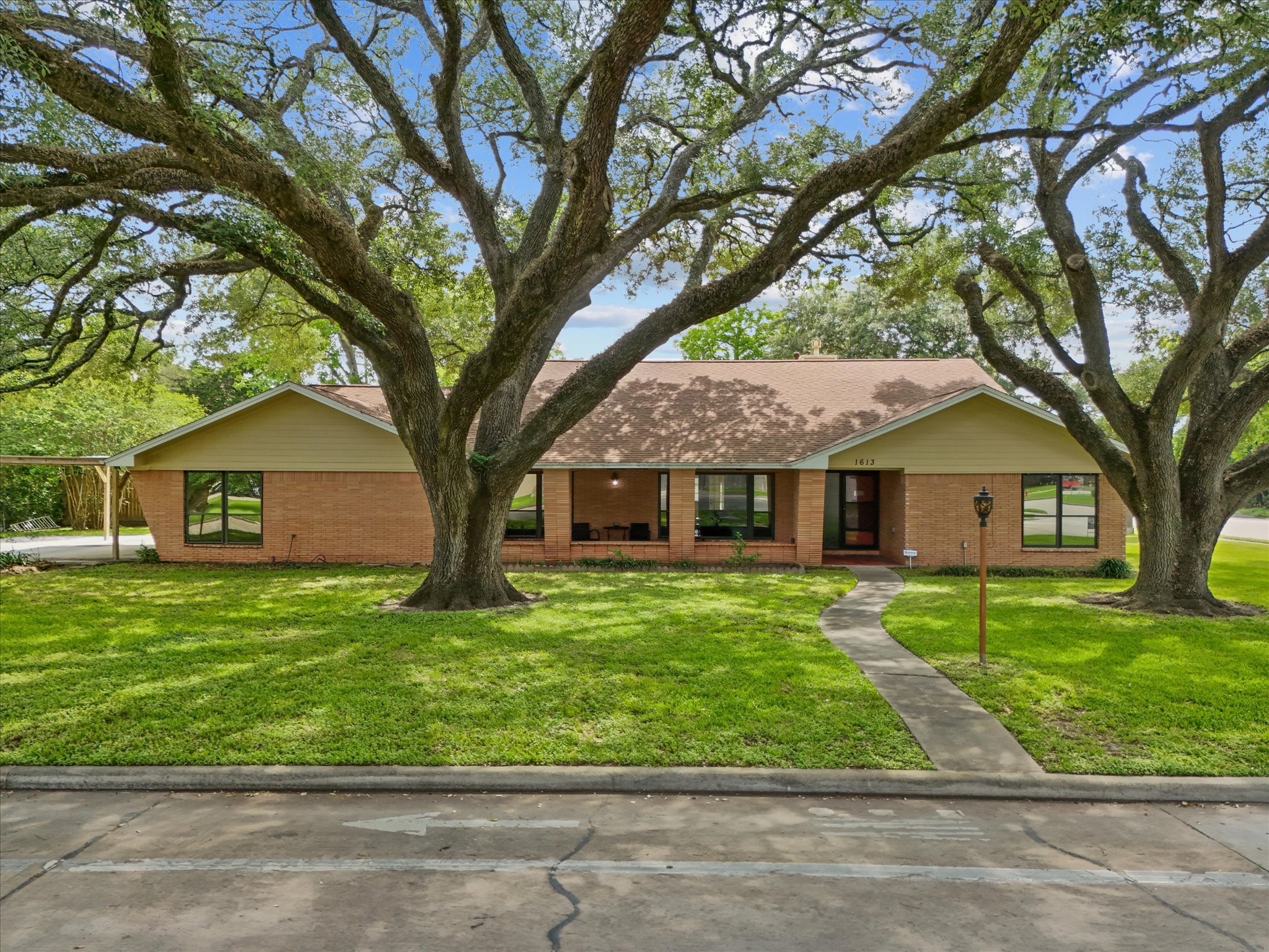 1613 S Hood Street Property Photo