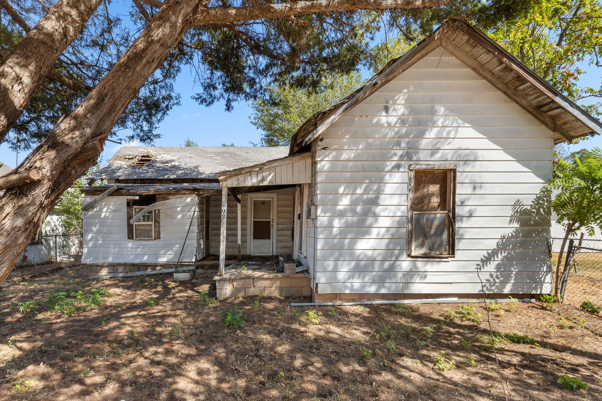 603 E College Street Property Photo 1