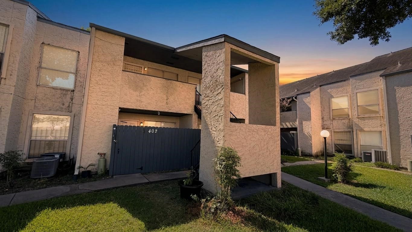 7313 Gulf Freeway 403 Property Photo 2
