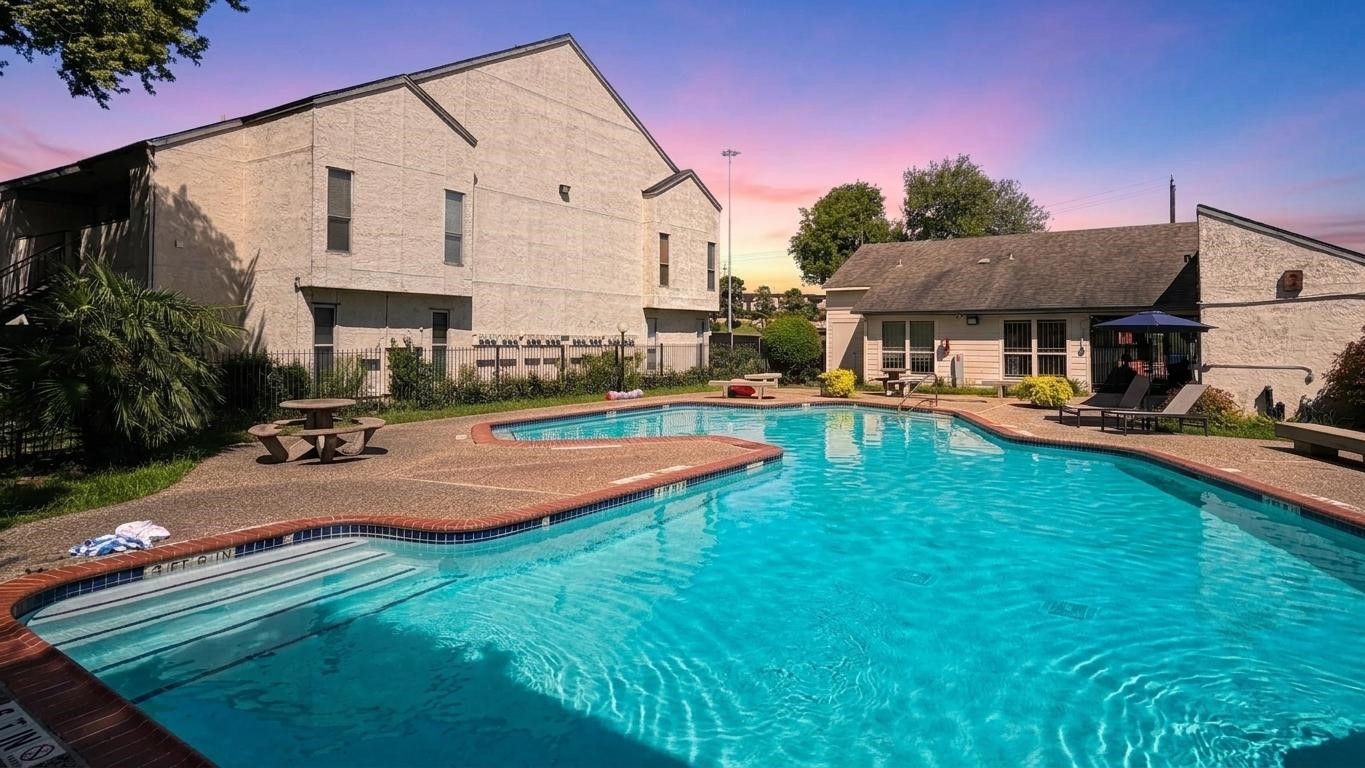 7313 Gulf Freeway 403 Property Photo 3
