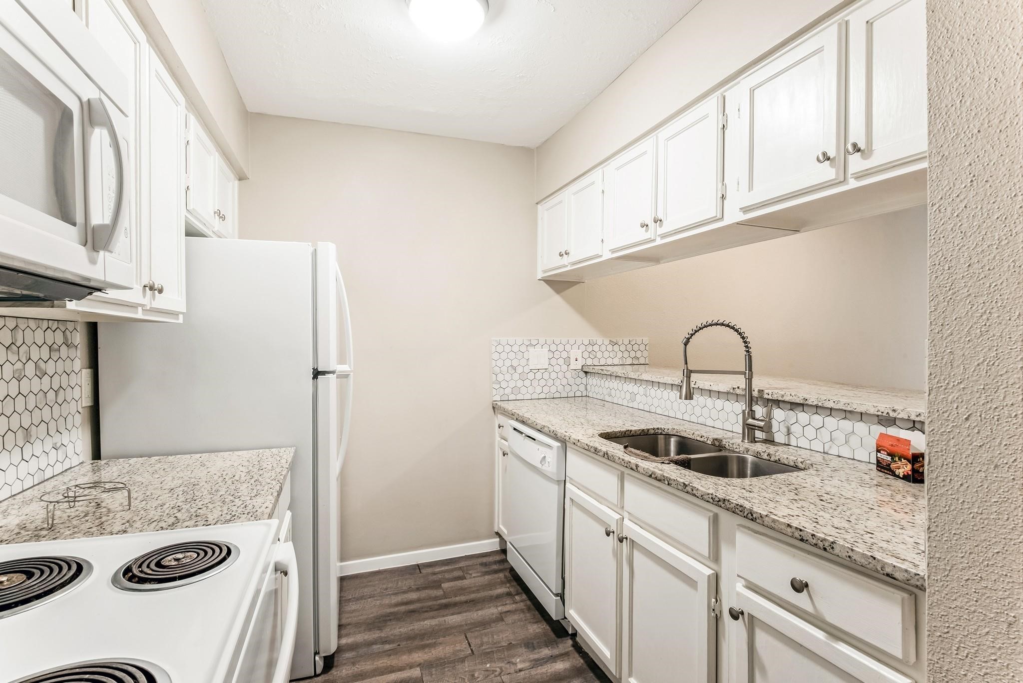 7313 Gulf Freeway 403 Property Photo 5