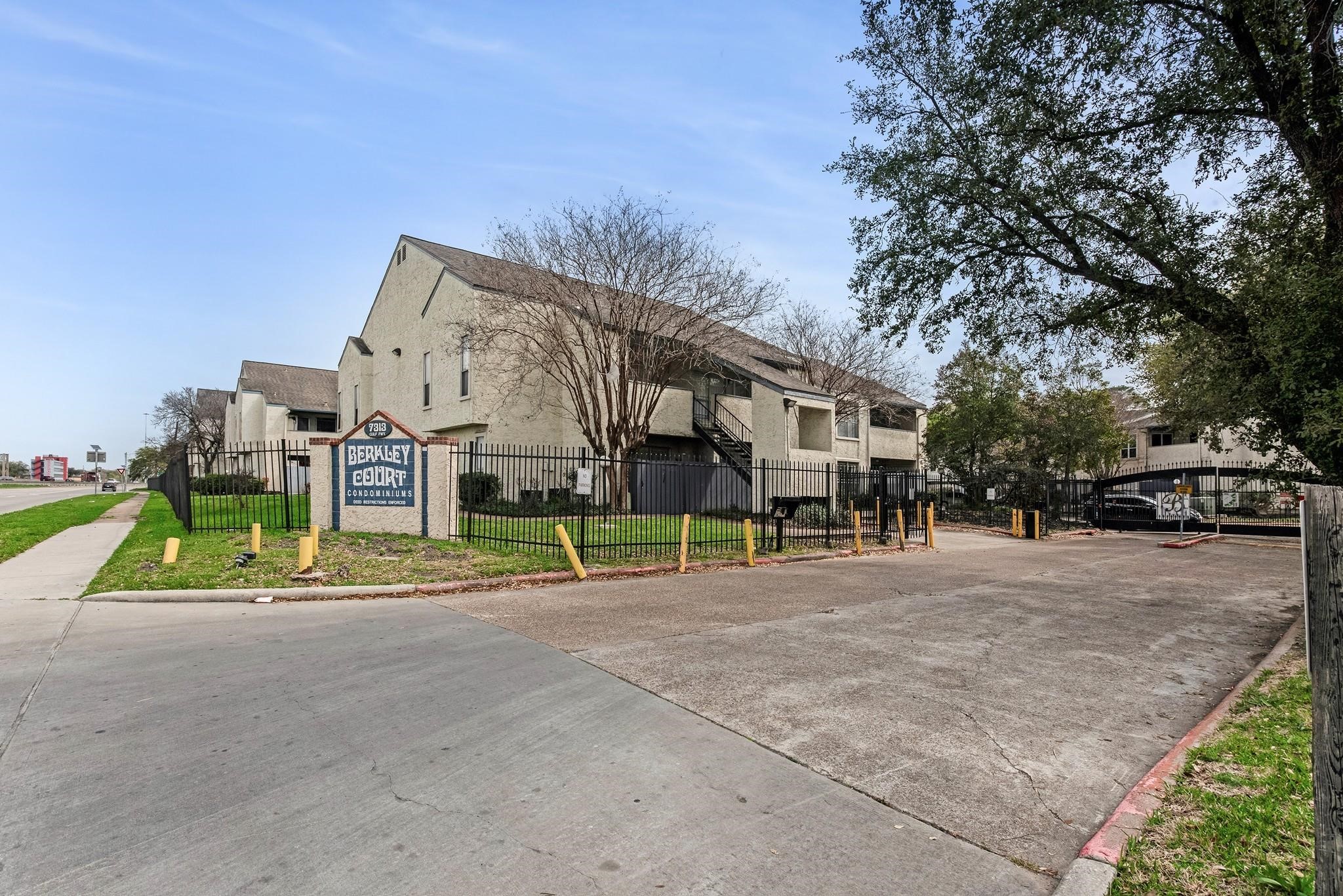 7313 Gulf Freeway 403 Property Photo 12