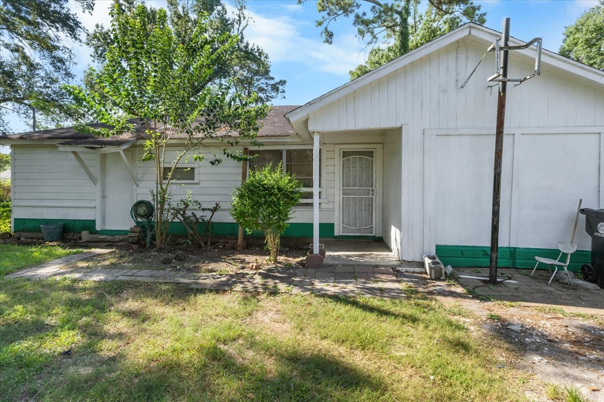 8002 Woodlyn Road Property Photo 1
