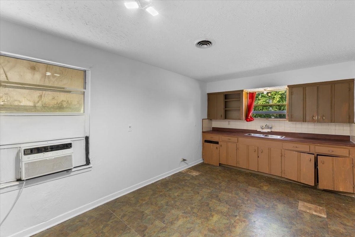 8002 Woodlyn Road Property Photo 6