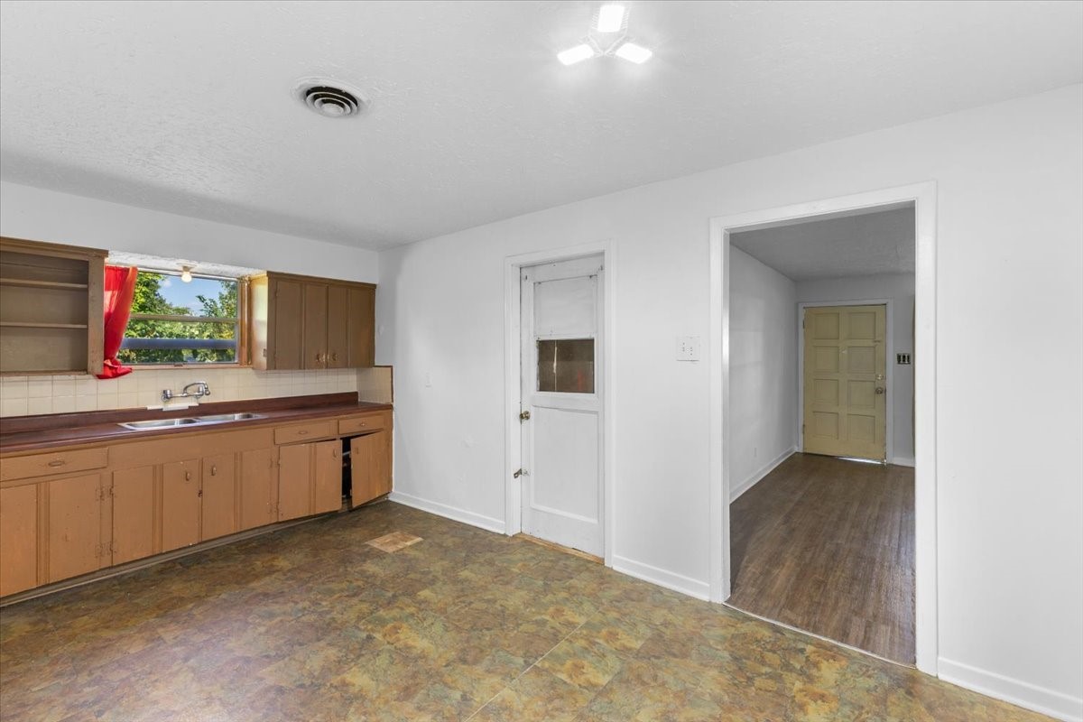 8002 Woodlyn Road Property Photo 7