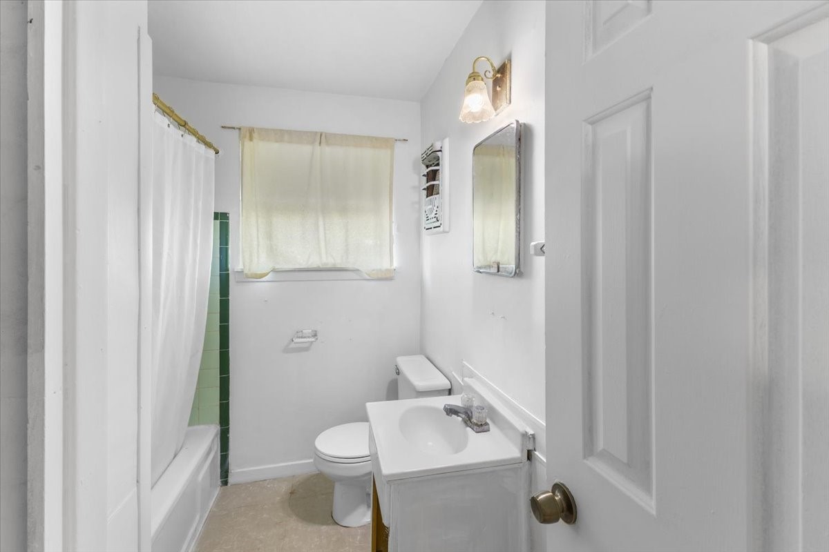 8002 Woodlyn Road Property Photo 16