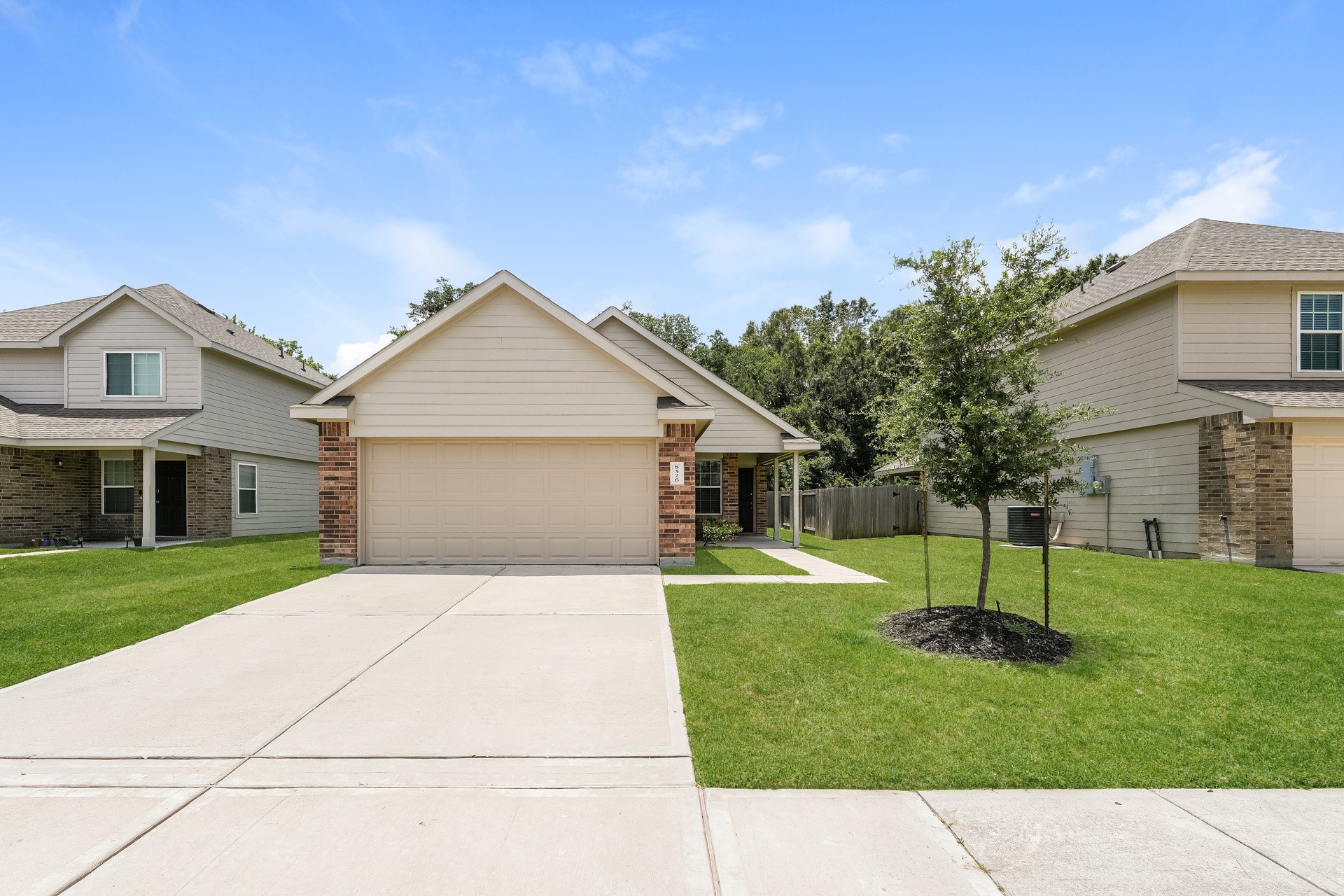 8526 Middleton Oaks Circle Property Photo 2