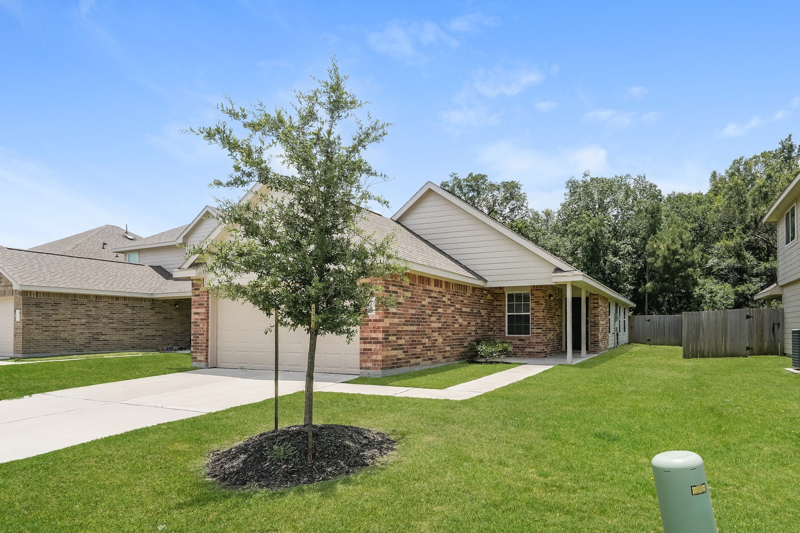 8526 Middleton Oaks Circle Property Photo 3