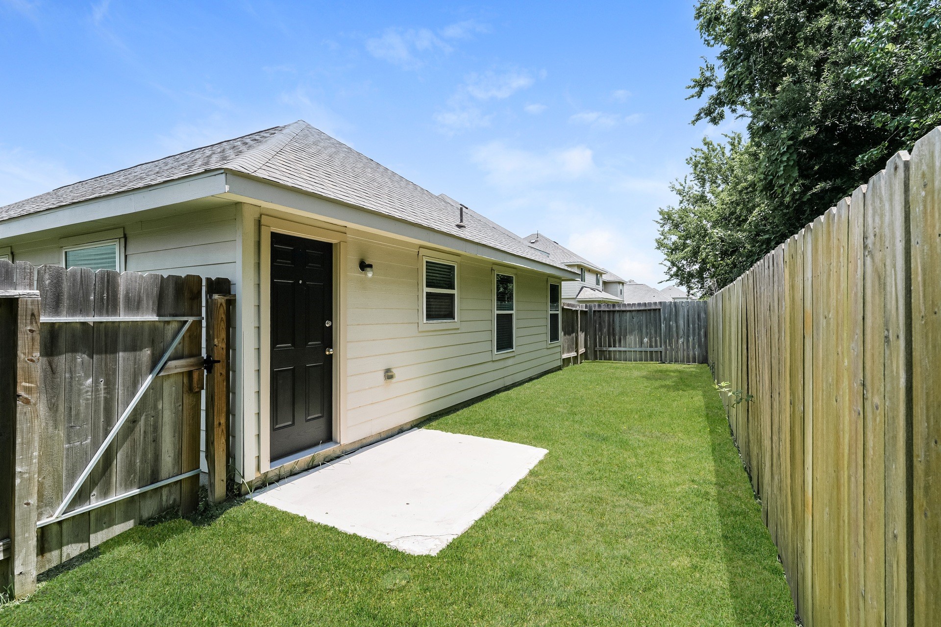 8526 Middleton Oaks Circle Property Photo 4