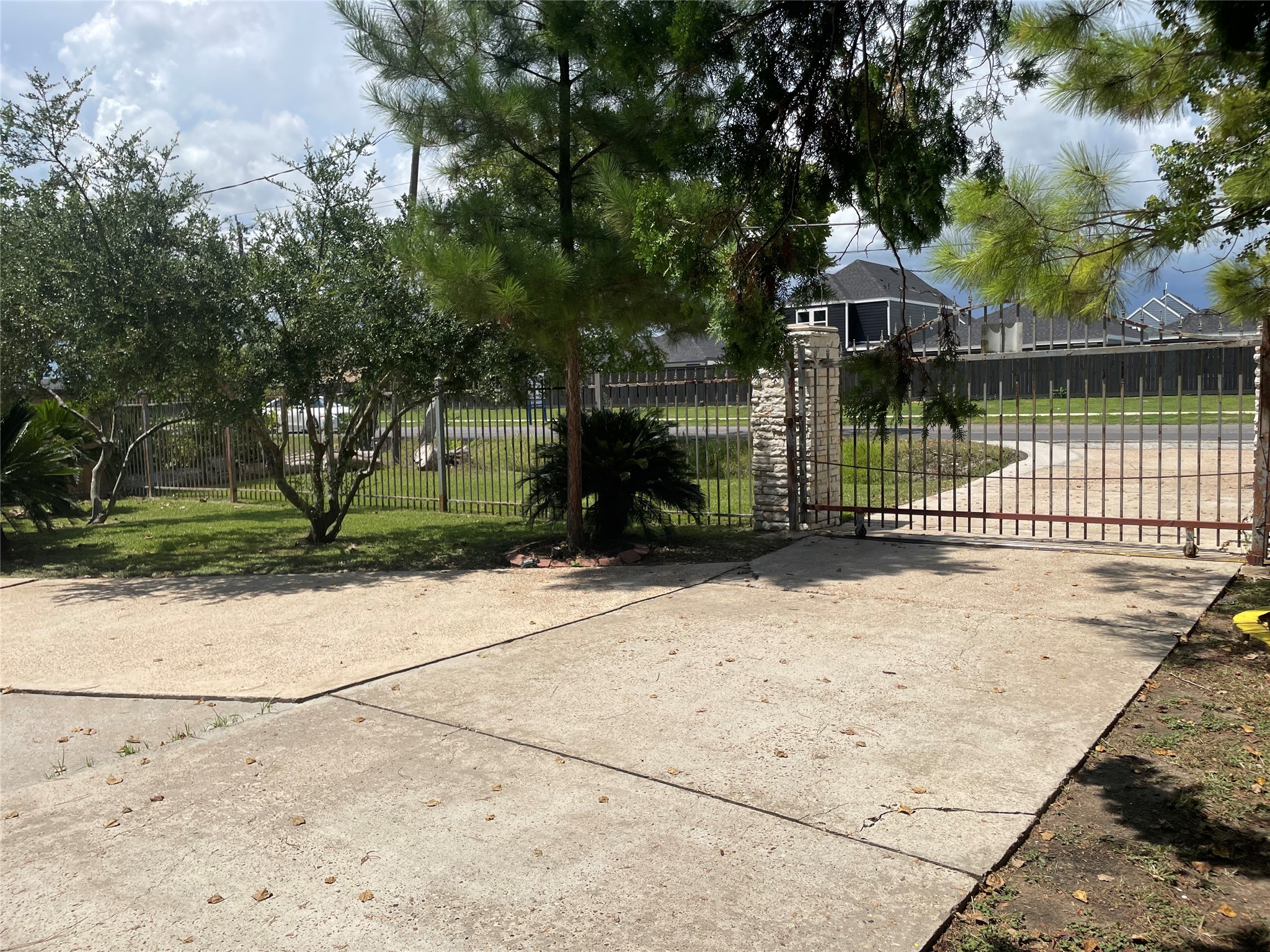 4920 Almeda Genoa Road Property Photo 3