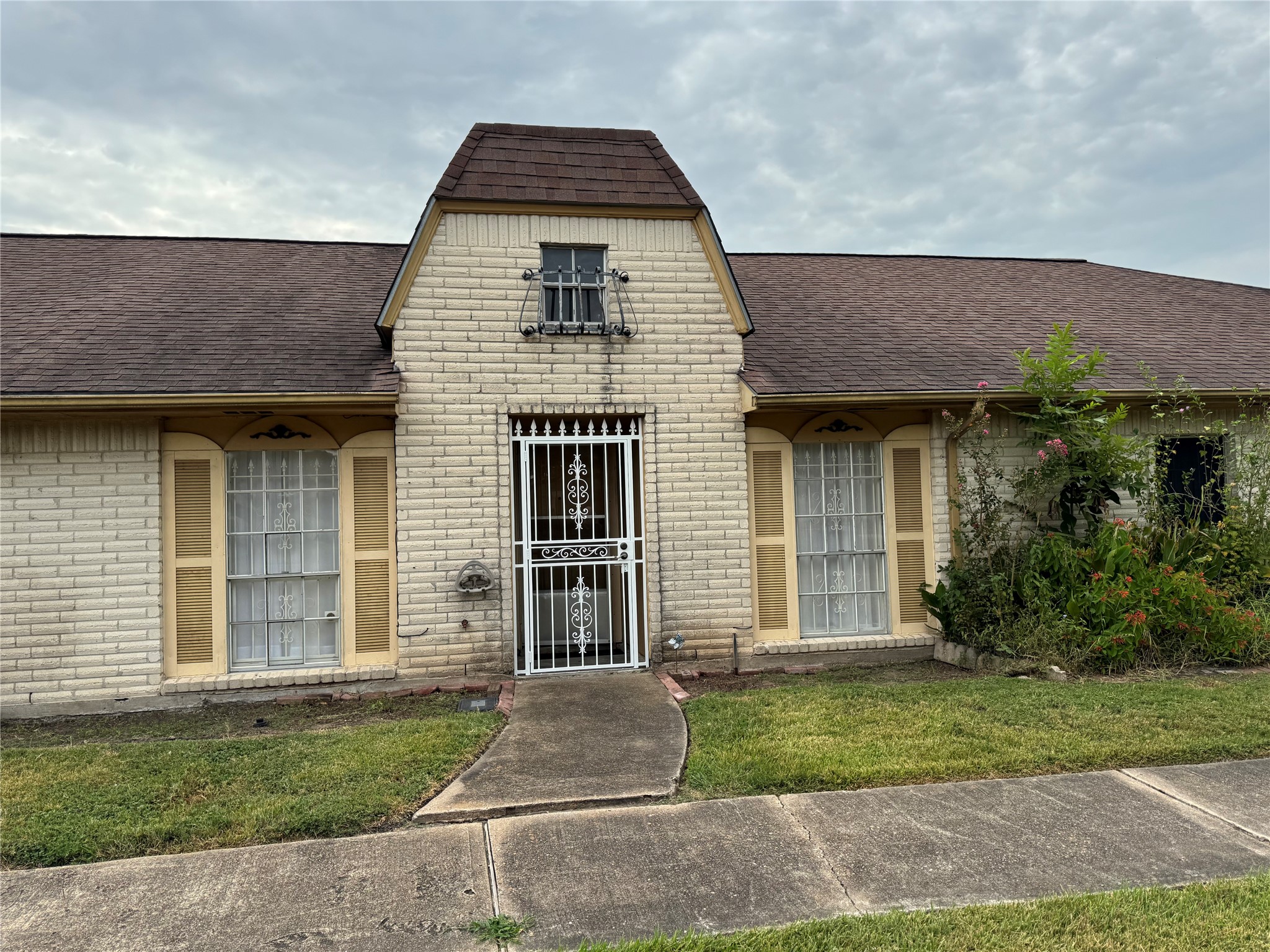 12147 Sharpview Drive Property Photo 4