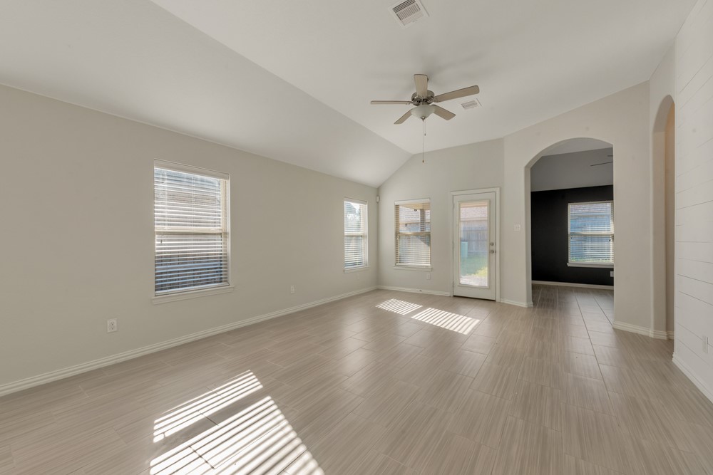 27922 Geele Drive Property Photo 8