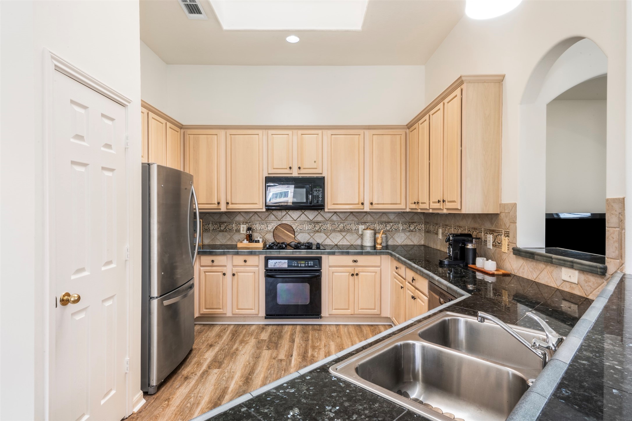 9211 Memorial Hills Drive Property Photo 17