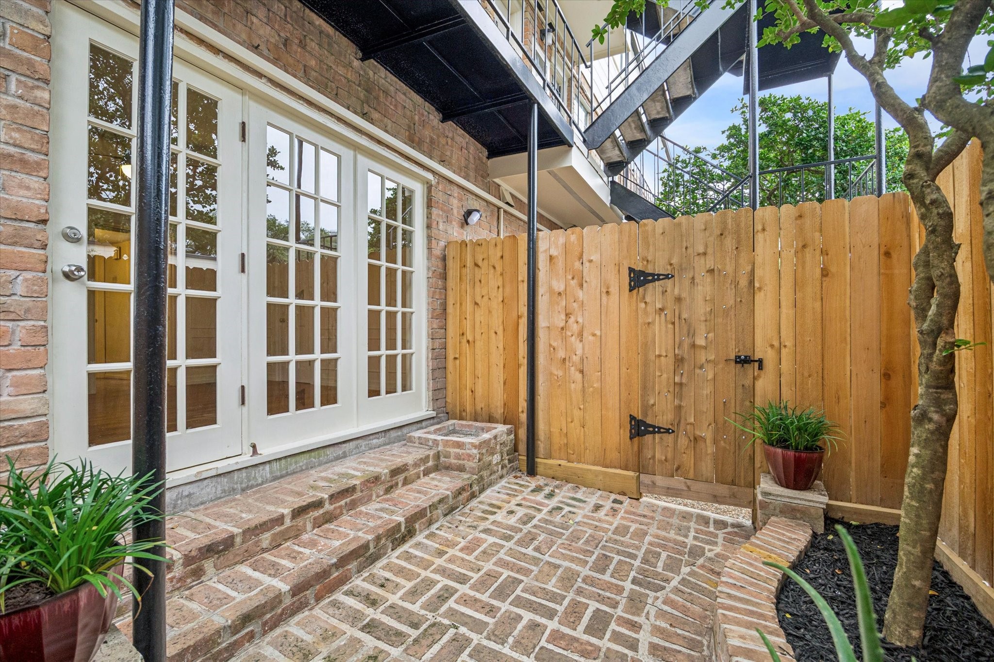 453 N Post Oak Lane Property Photo 1