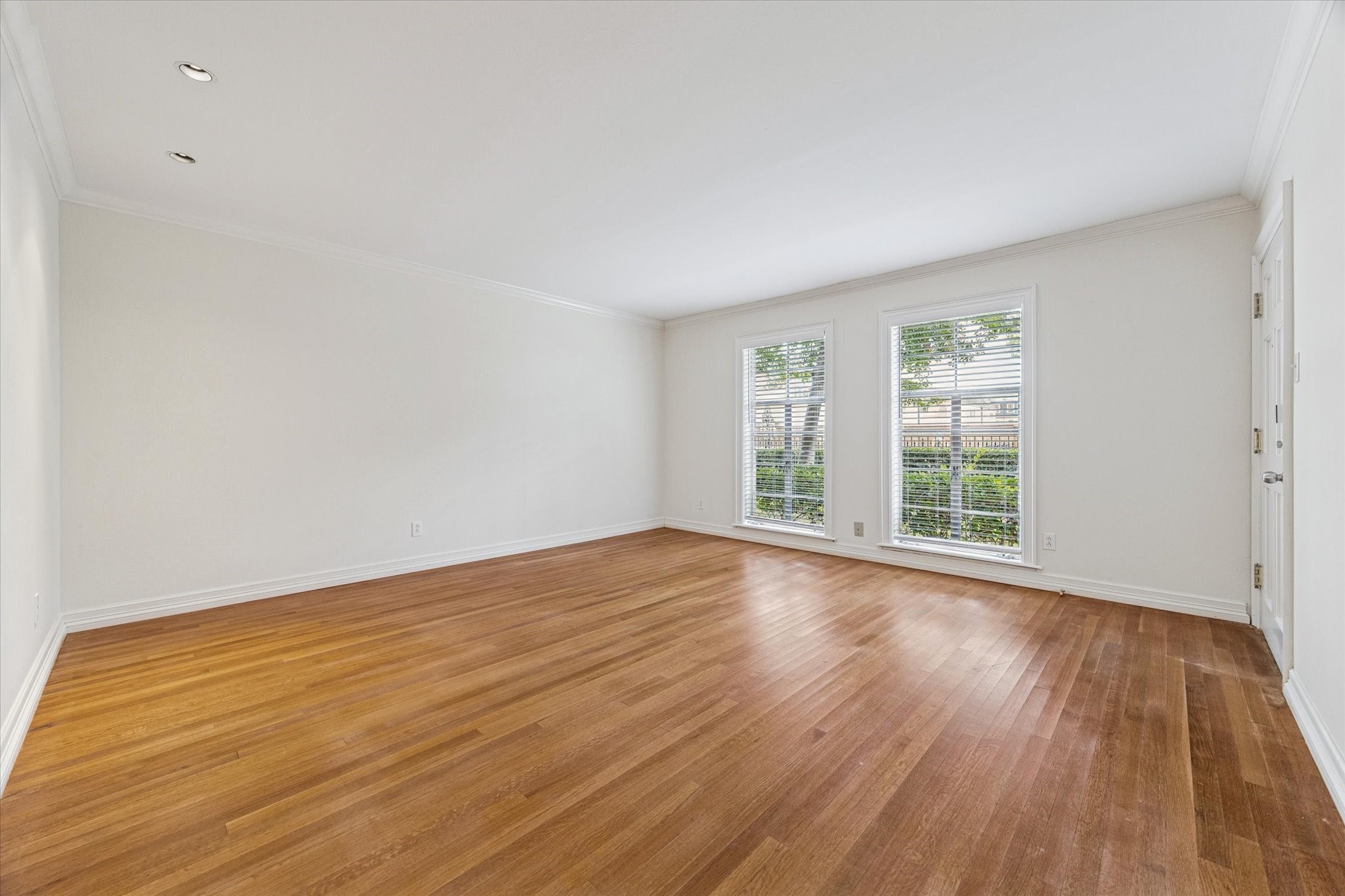 453 N Post Oak Lane Property Photo 3