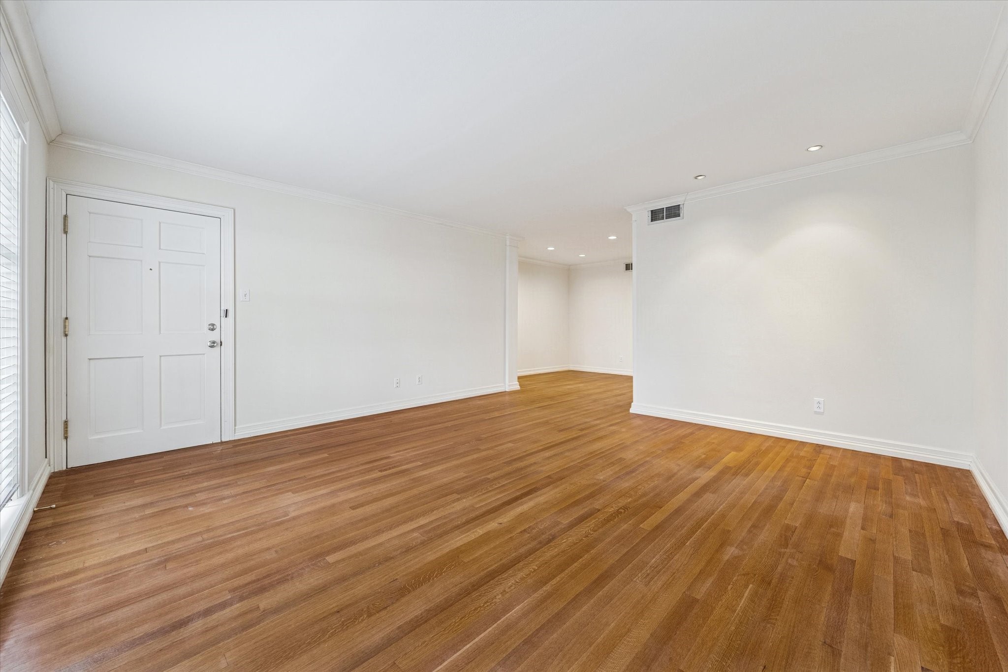 453 N Post Oak Lane Property Photo 4