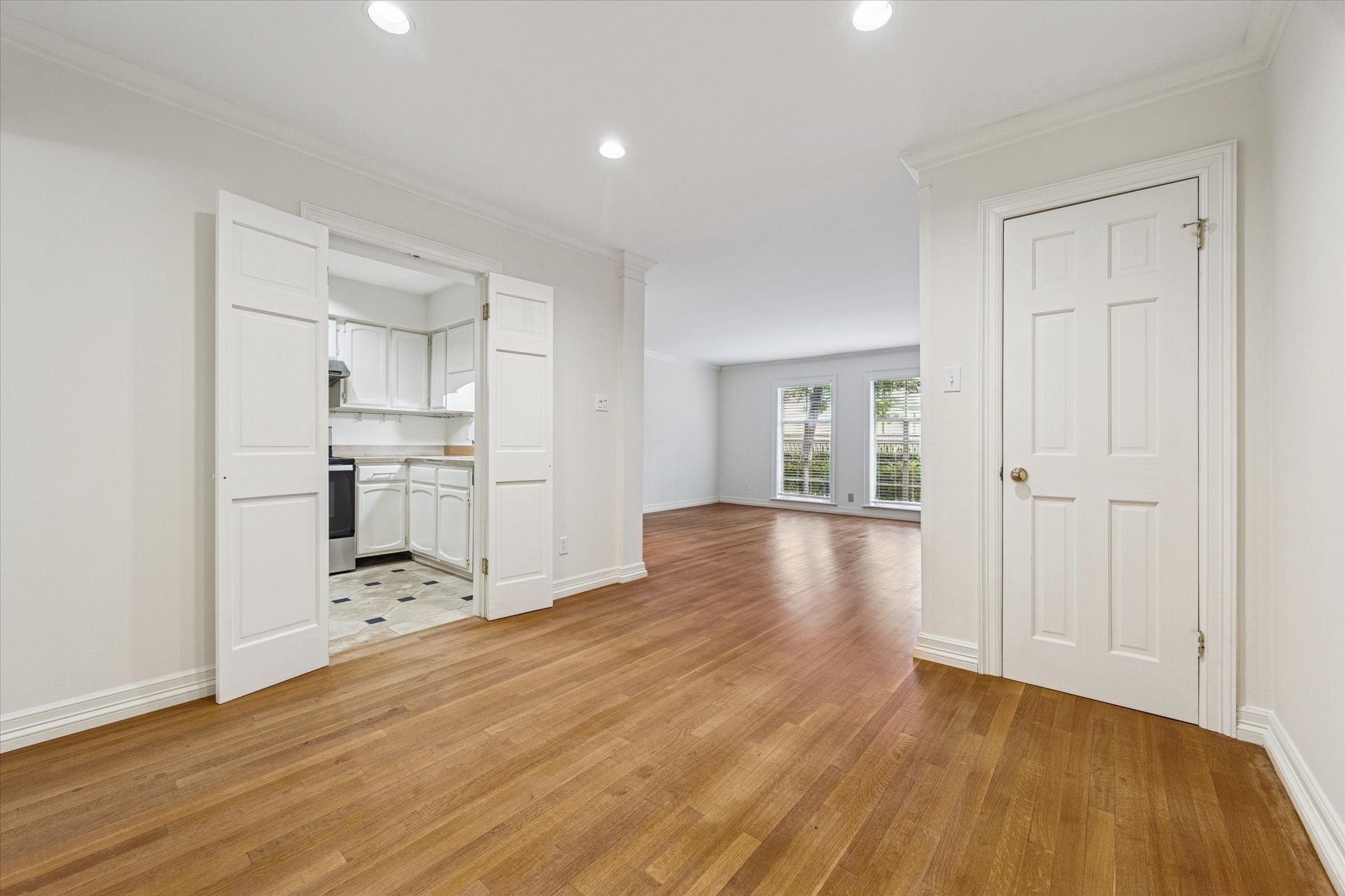 453 N Post Oak Lane Property Photo 5