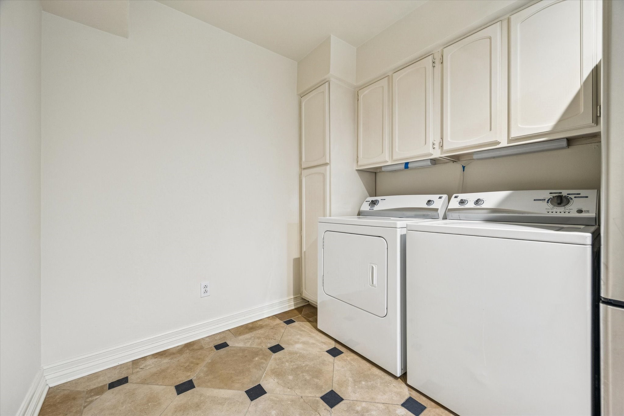 453 N Post Oak Lane Property Photo 7