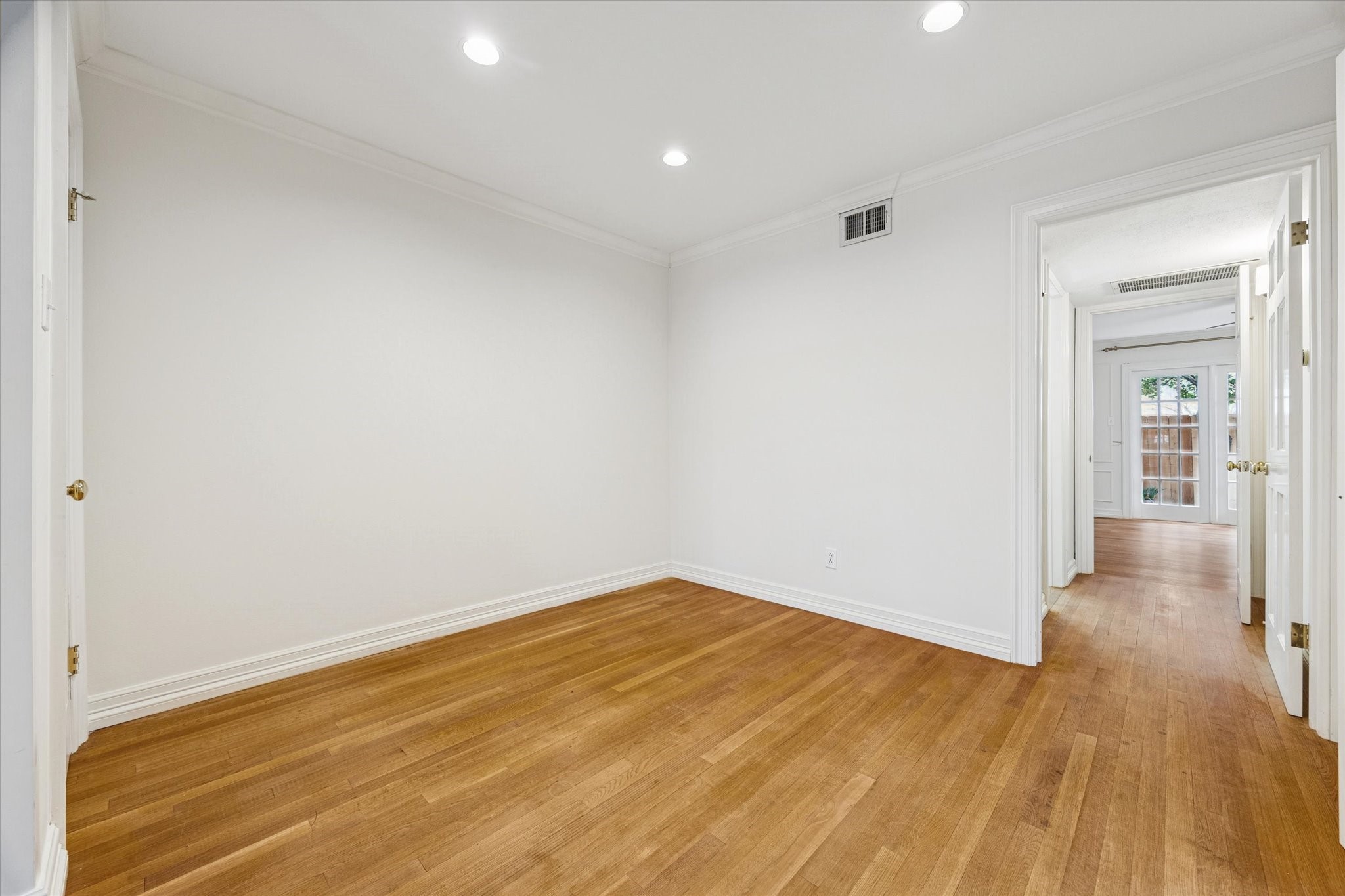 453 N Post Oak Lane Property Photo 8