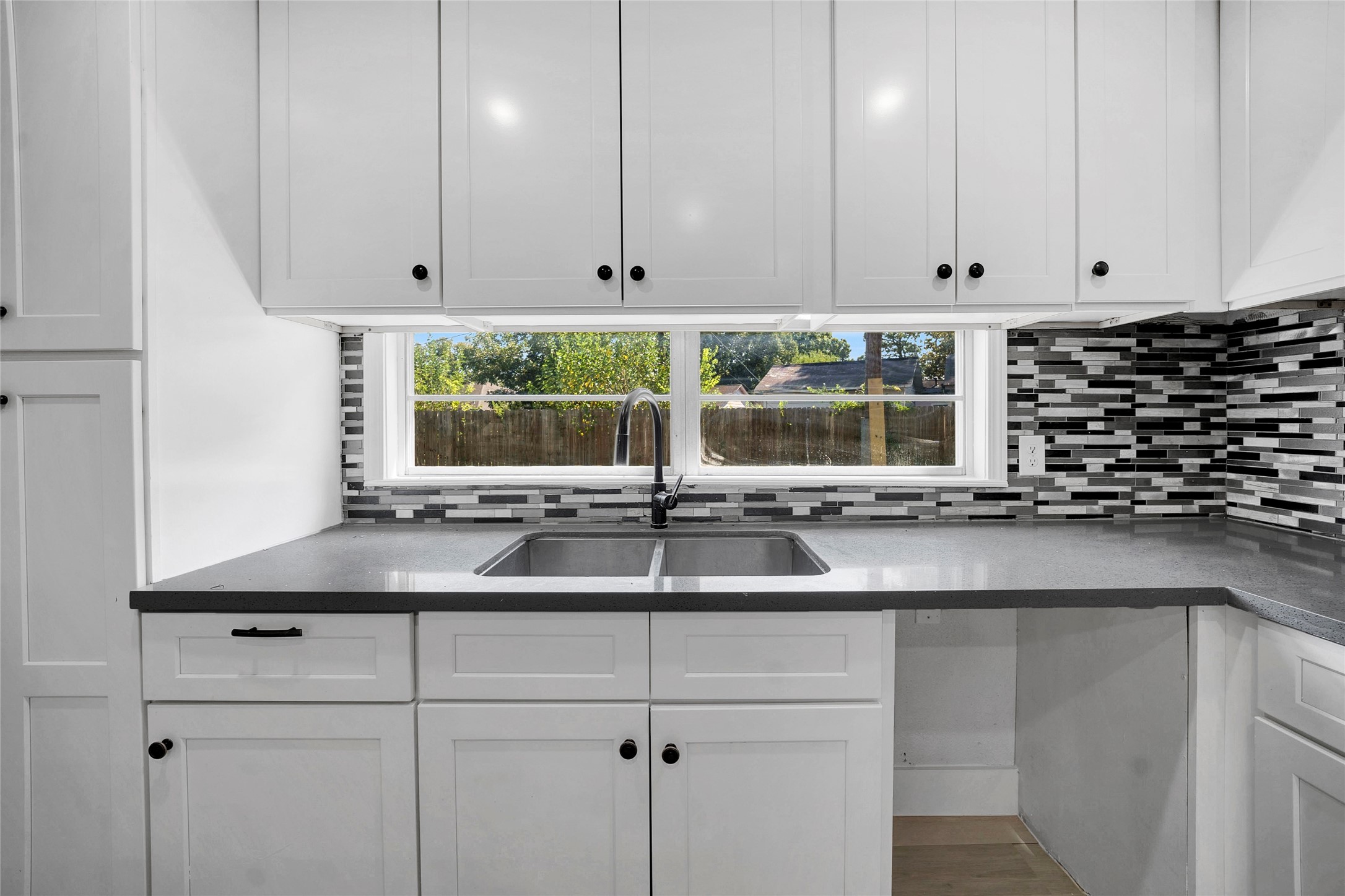 1308 Susan Street Property Photo 4