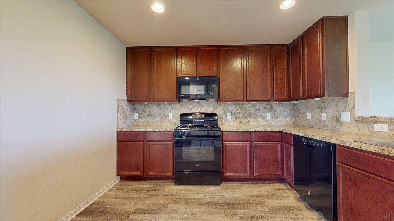2102 Red Cedar Trail Property Photo 12
