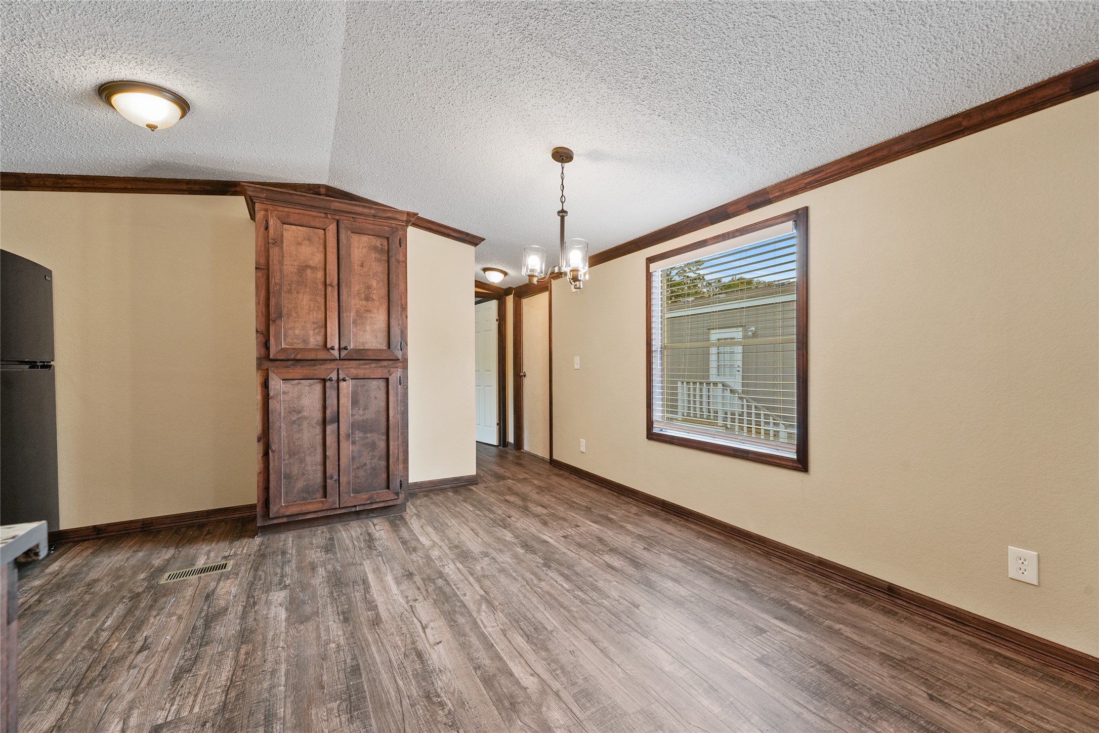 21395 Ruth Drive Property Photo 3