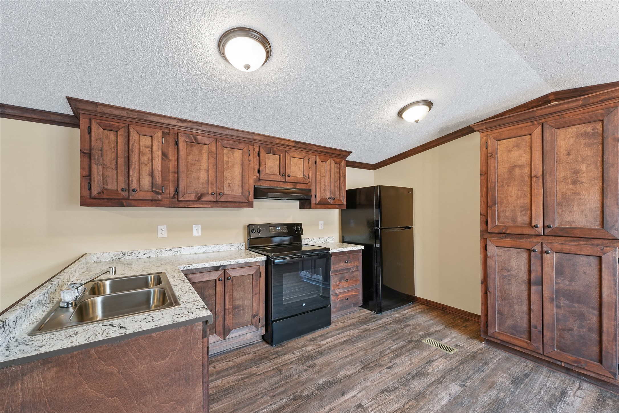 21395 Ruth Drive Property Photo 4