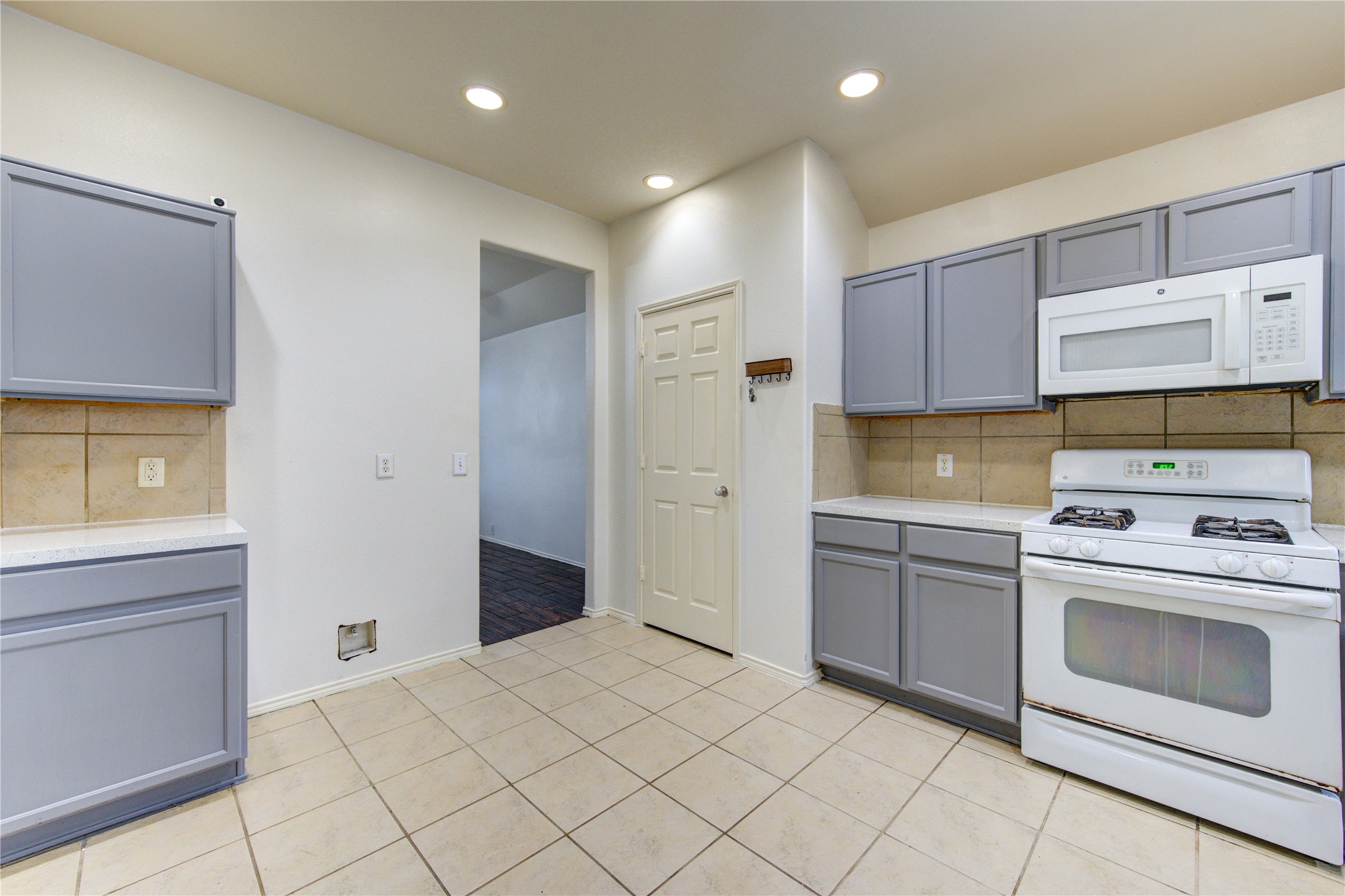 14027 Coveney Drive Property Photo 14