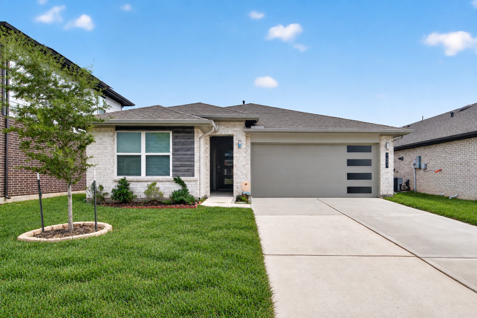 7007 Fleetwood Crescent Way Property Photo 1