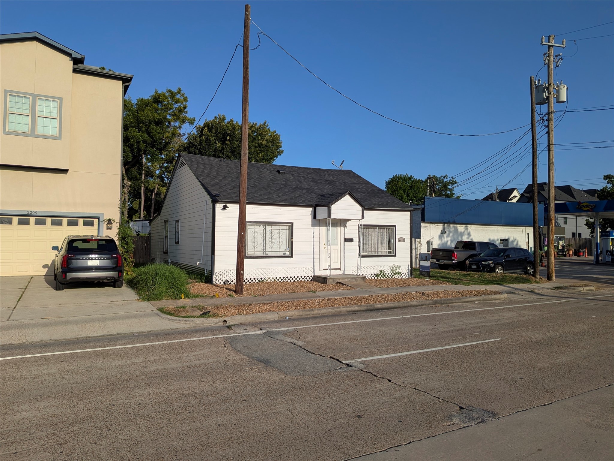 2211 Ella Boulevard Property Photo 1