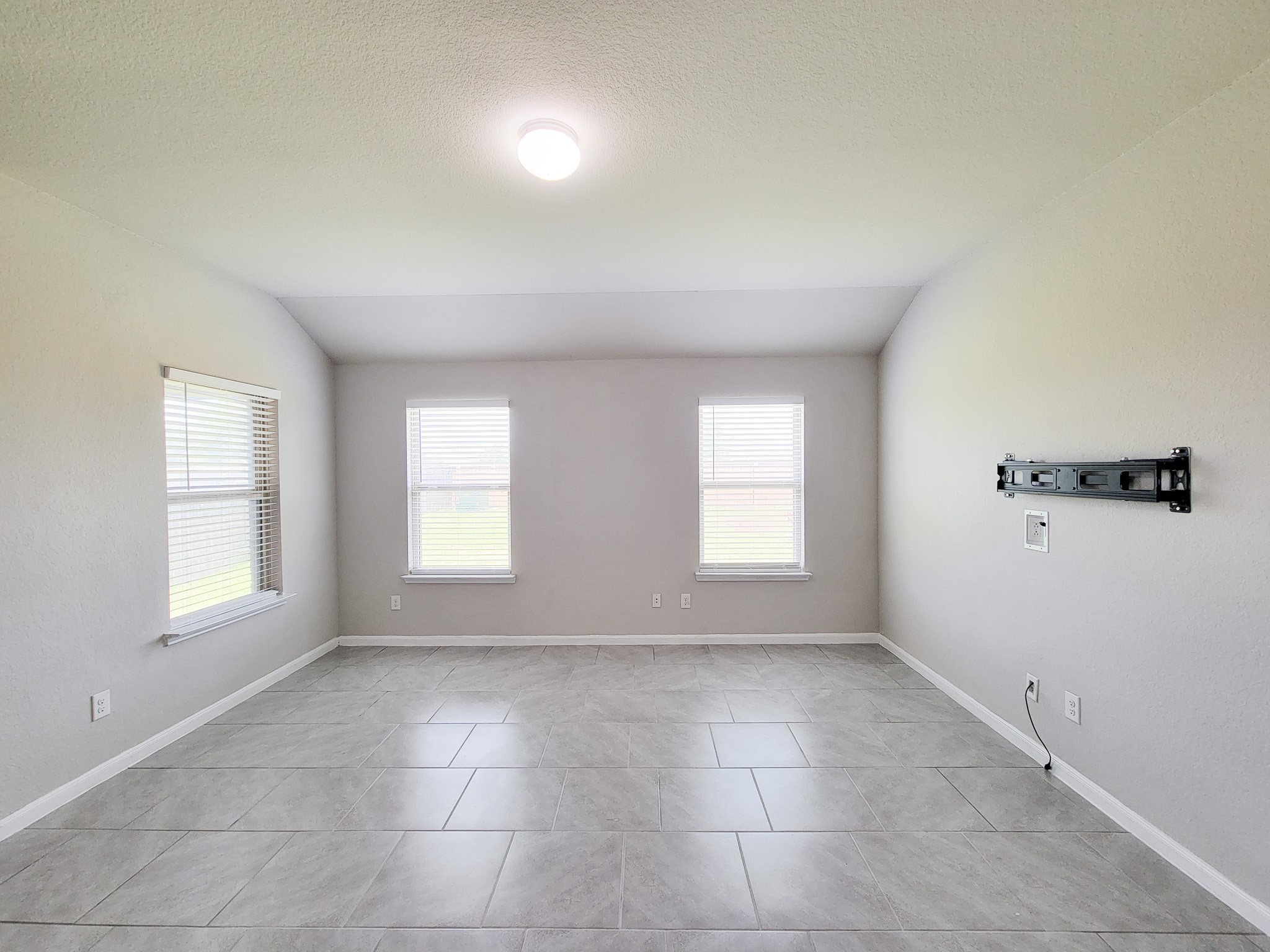 29614 Breakwater Drive Property Photo 5